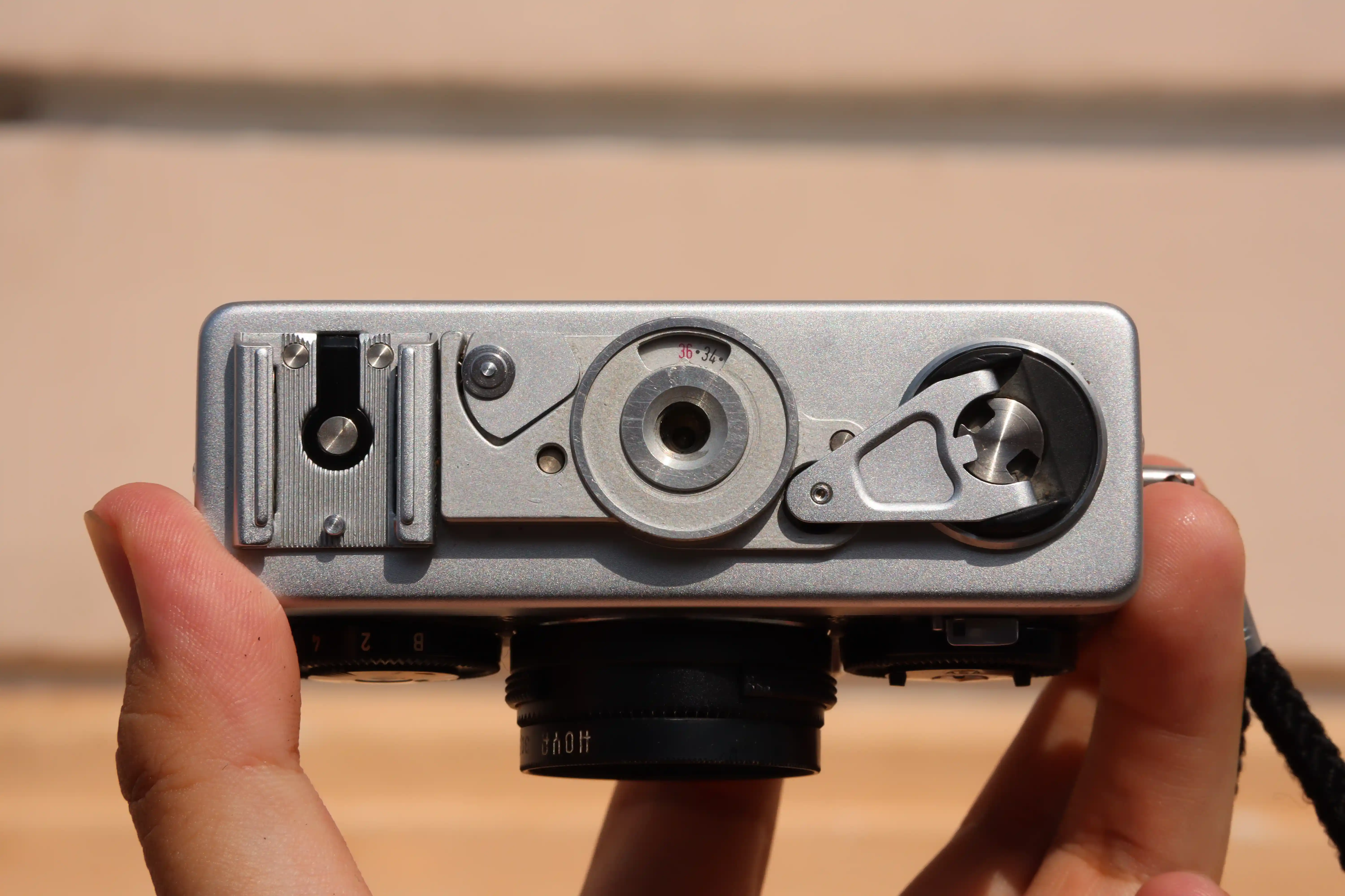 Mặt đáy của Rollei 35 SE là nơi chứa lẫy khóa buồng phim, bộ đếm số kiểu đã chụp và cần tua phim