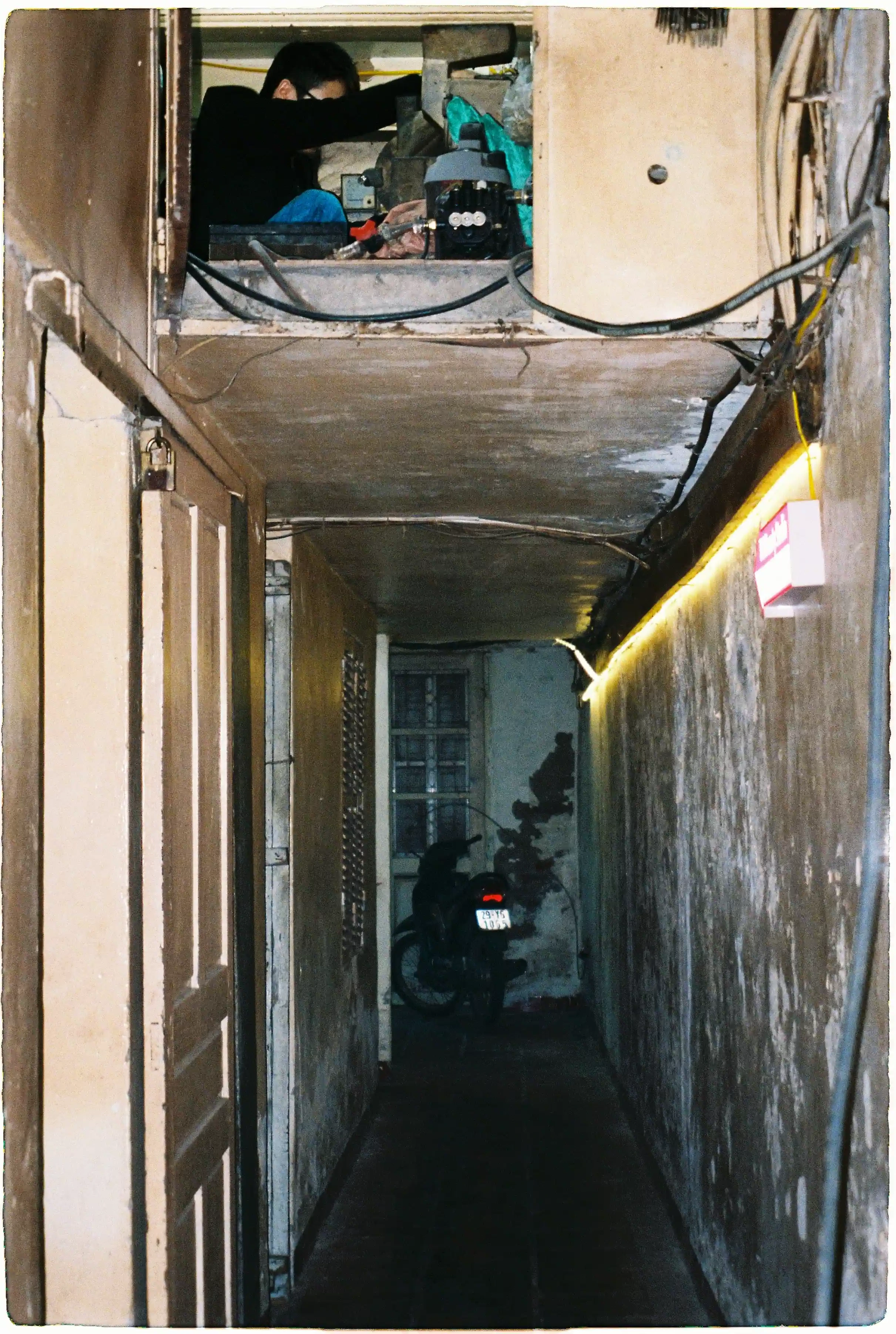 Test flash Pentax Espio 120 SW II: Hệ thống xử lý thông minh cân bằng ánh sáng giữa hành lang tối và căn phòng sáng - Fuji 400