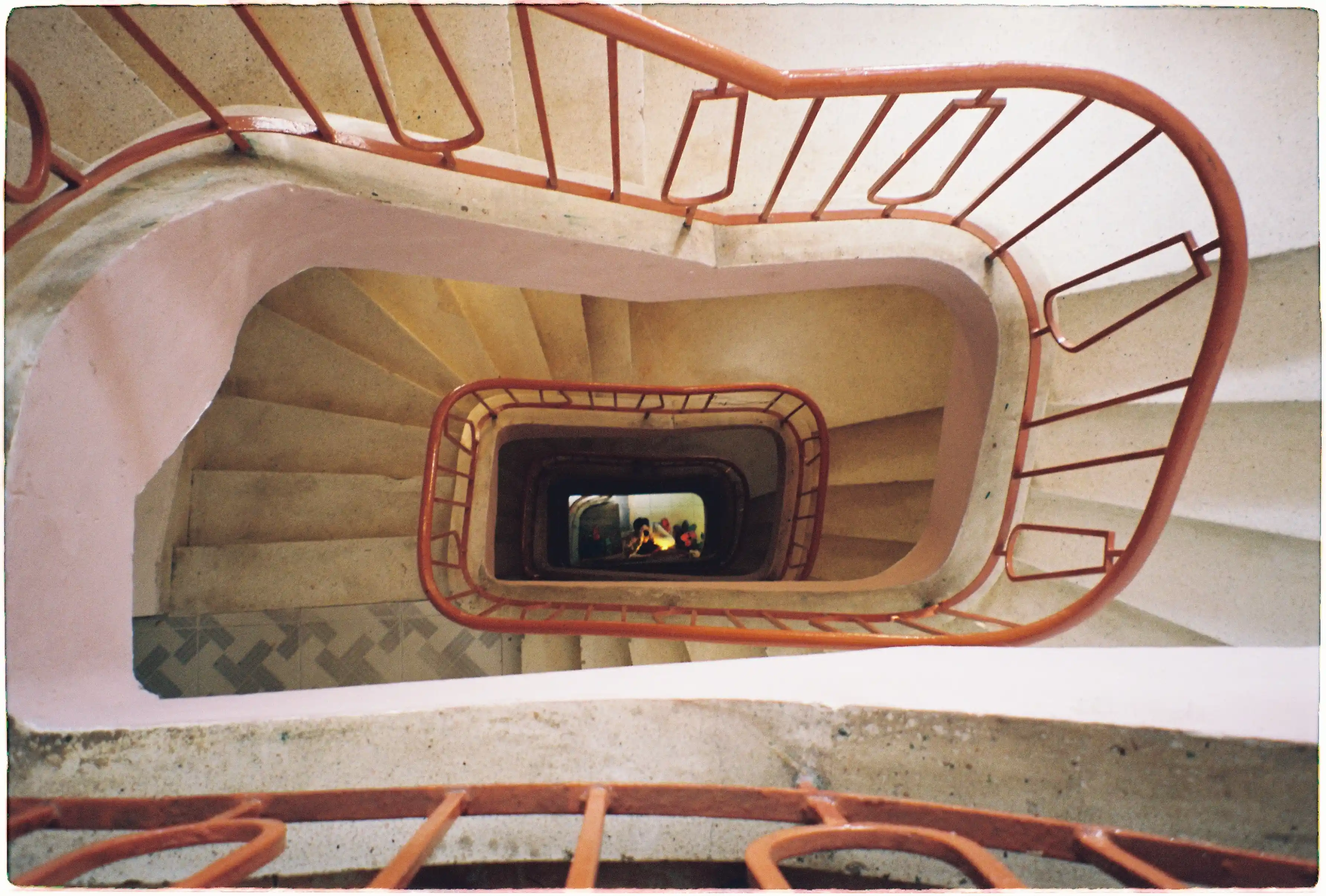 Cầu thang xoắn ốc nhìn từ trên cao: Ống kính góc rộng 28mm của Canon Autoboy EPO thu trọn độ sâu và cấu trúc hình học