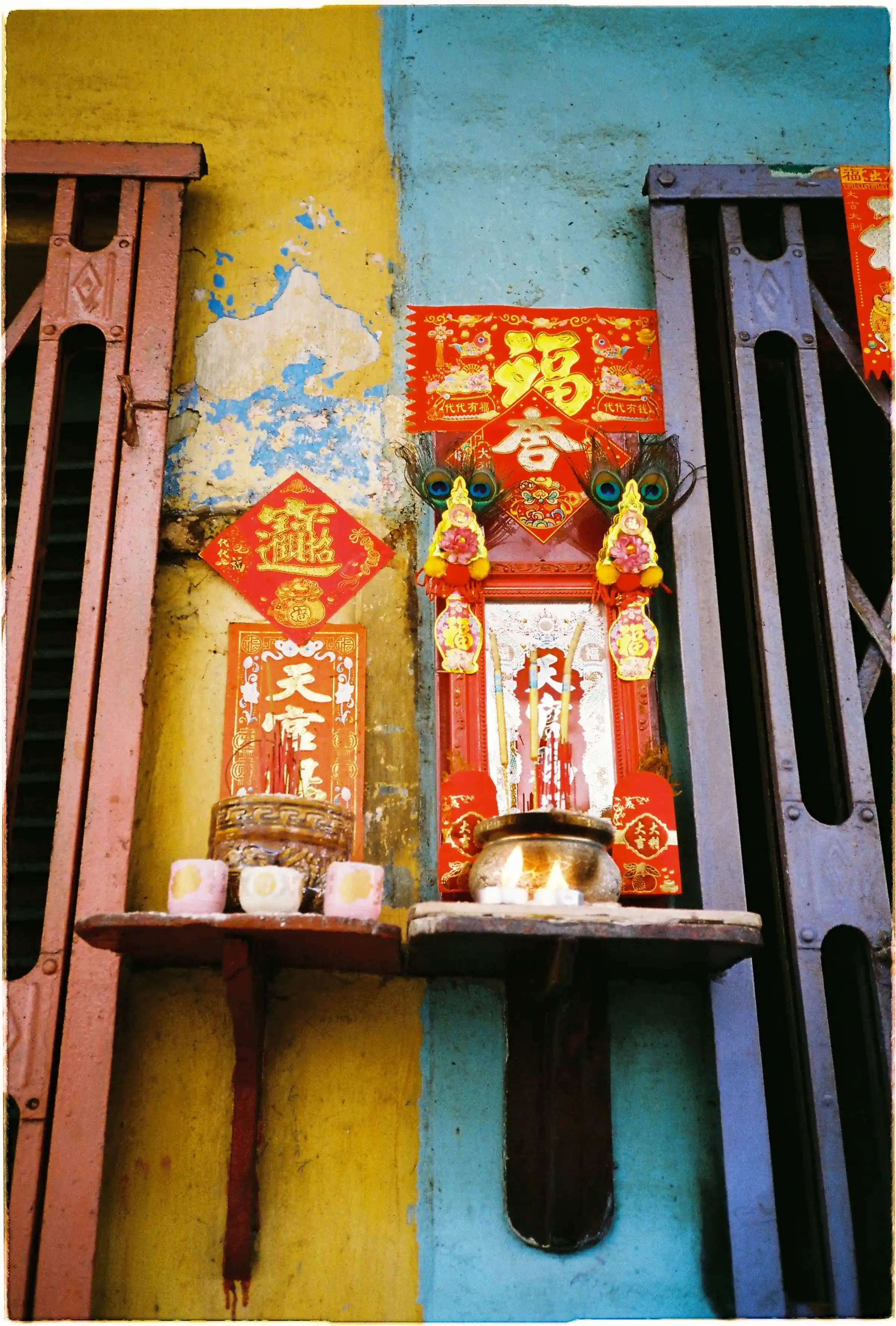 Ảnh chụp bàn thờ người Hoa bởi Nikon L35 AF