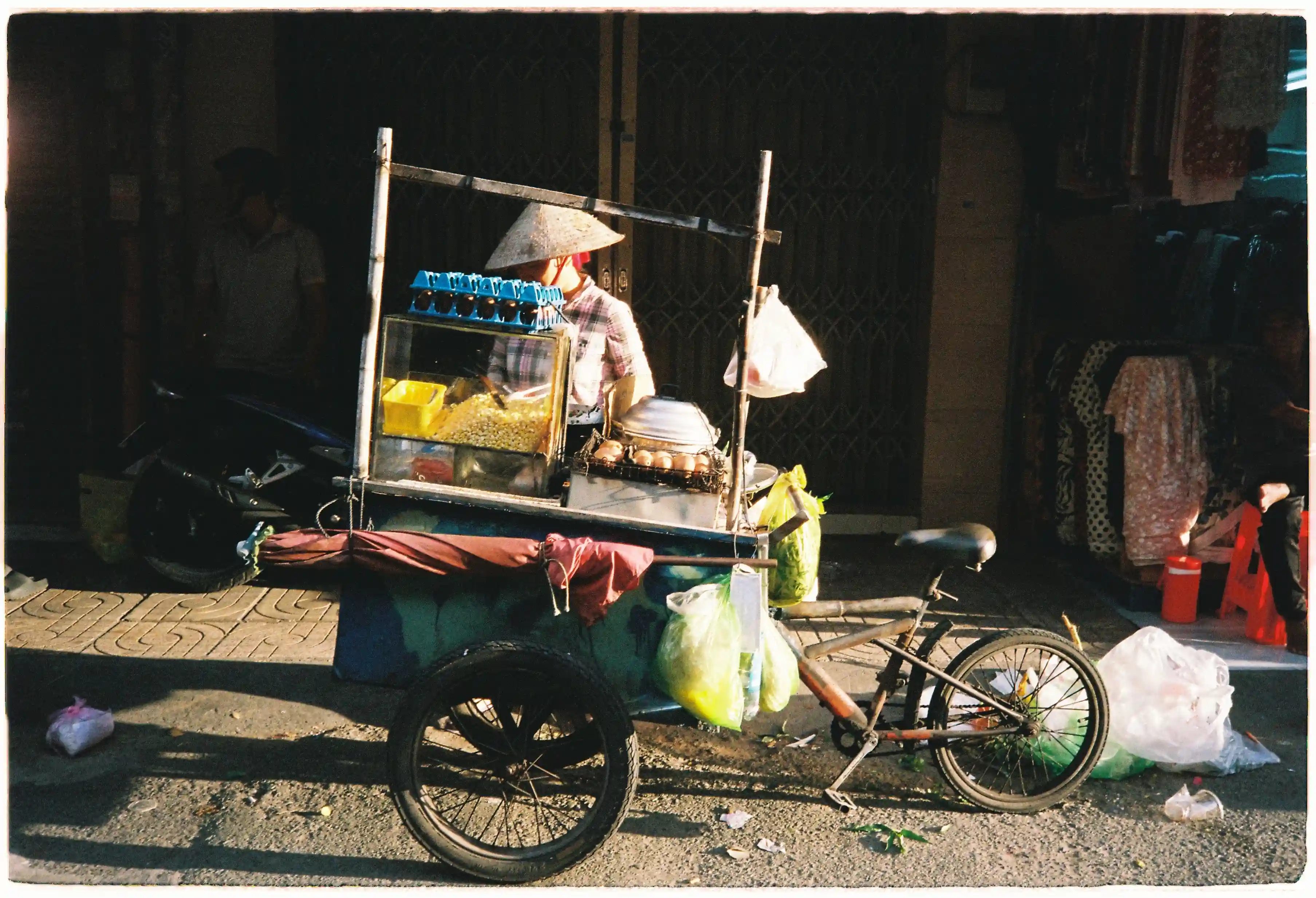 Ảnh cô bán trứng nướng và bắp xào (ngô xào) ở khu người Hoa Sài Gòn - Pentax PC35 + Fuji 400