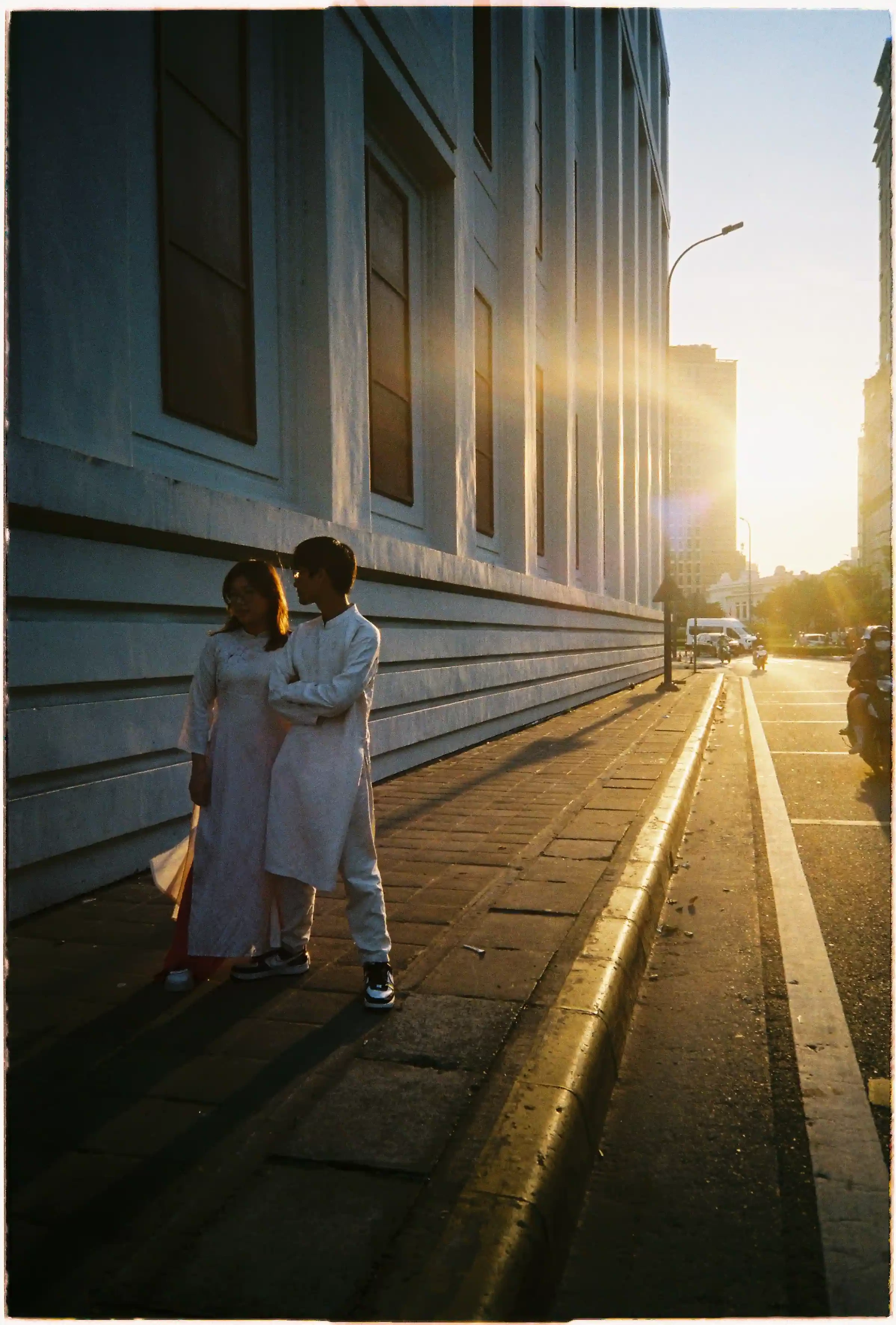 Cặp đôi áo dài dưới nắng chiều ngược sáng, ảnh film được chụp từ Fuji Everyday OP và Fuji 400