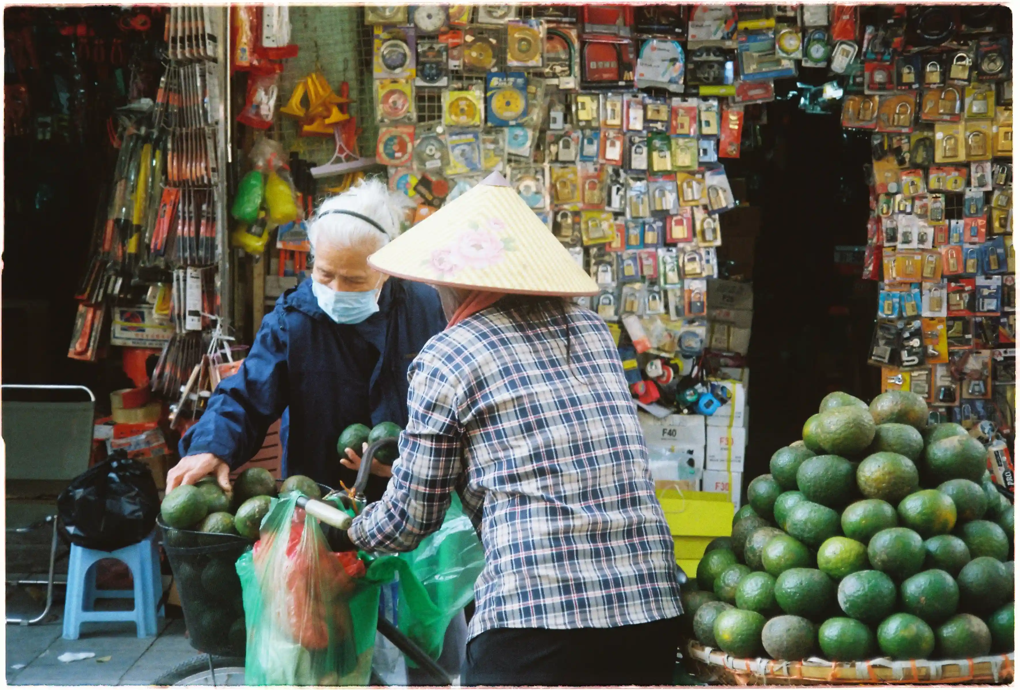 Người bán hàng đội nón lá và gánh cam xanh: Ảnh đời thường (Street Life) màu sắc chân thực chụp bởi Canon Sure Shot Multi Tele