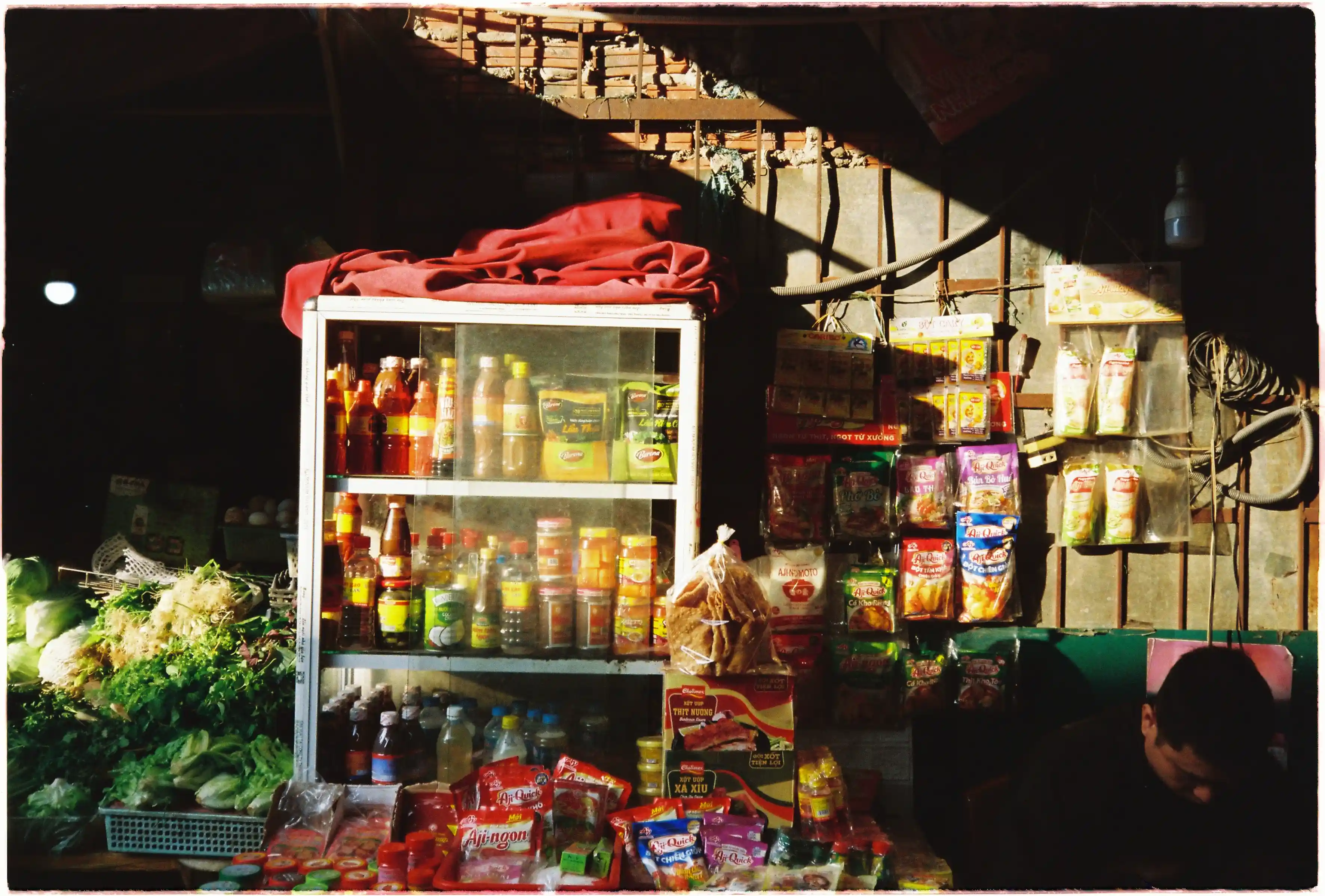 Tiệm tạp hóa nhỏ dưới nắng chiều gay gắt: Ảnh chụp ở tiêu cự 35mm tương phản cao từ Canon Autoboy Tele 6 - Fuji 400