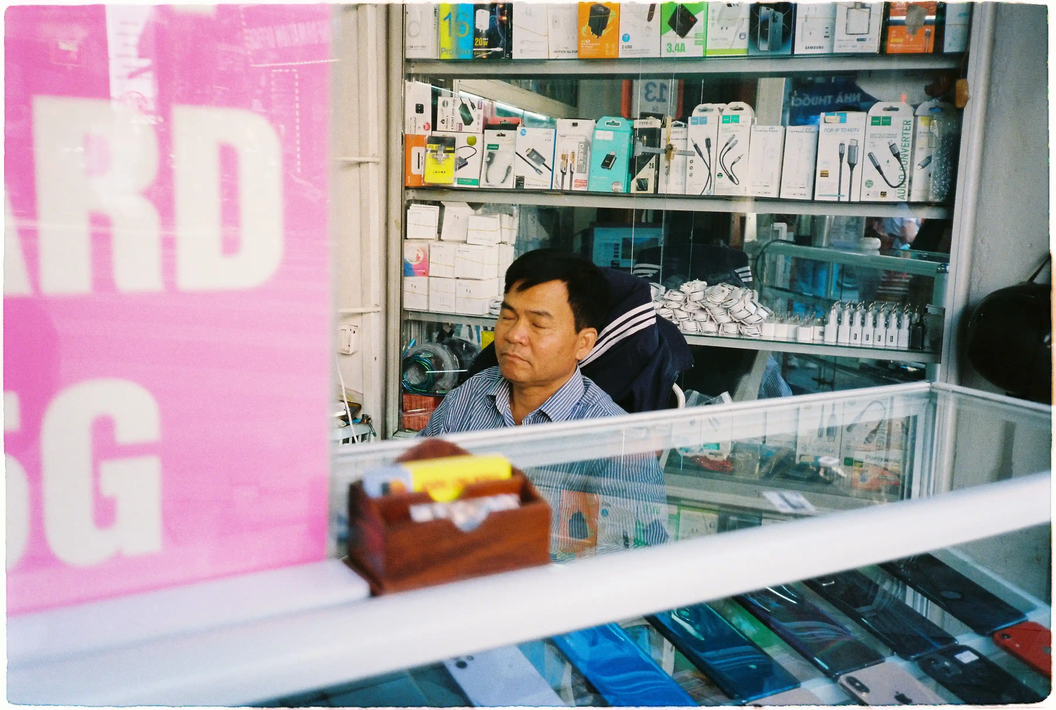 Khoảnh khắc người bán hàng đang ngủ trưa, ảnh chụp lén (candid) nhờ màn trập yên tĩnh của Nikon L35AD3 - Fuji 400