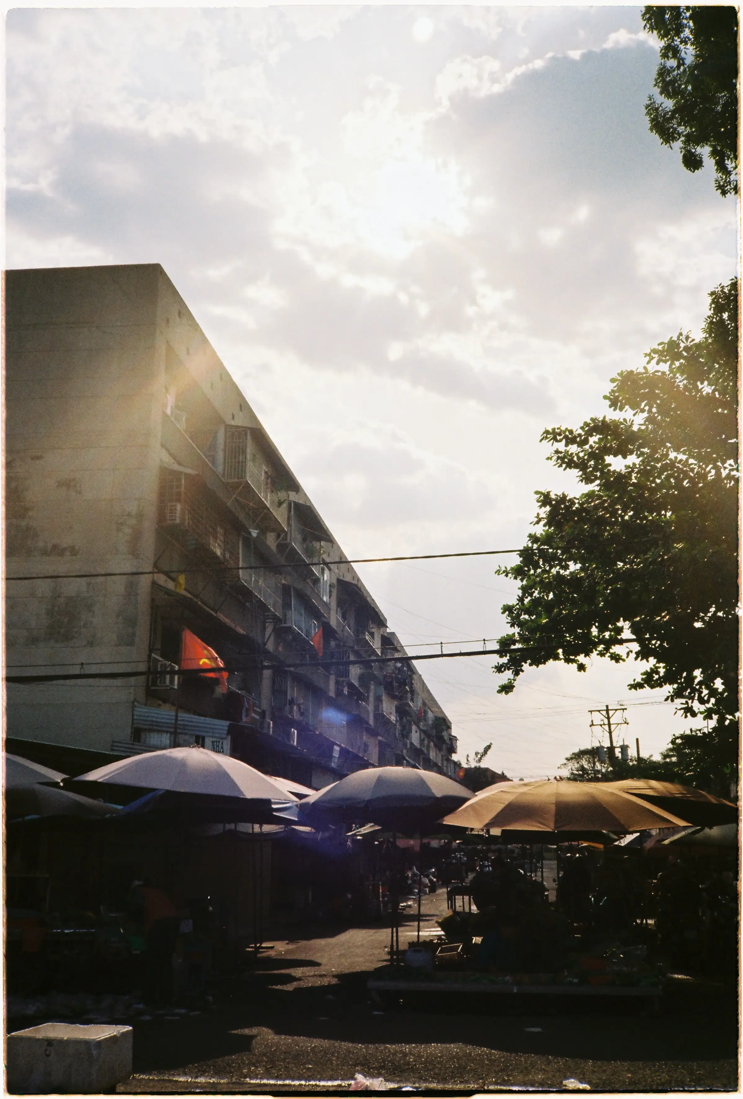 Ảnh chụp ngược sáng mạnh tại khu tập thể cũ: Canon Autoboy 3 tạo ra hiệu ứng lóa (lens flare) khá nặng - Kodak Gold 200