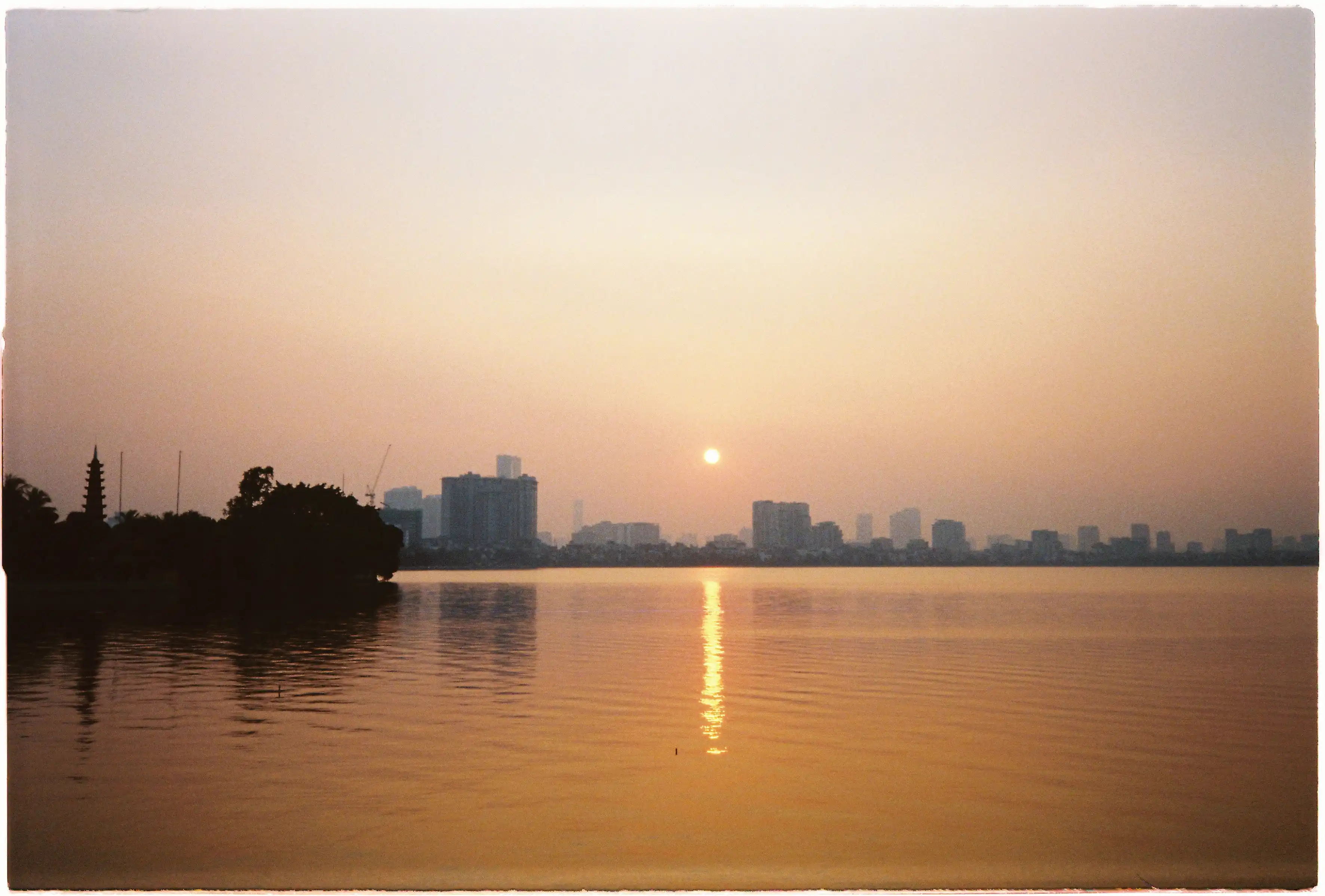 Hoàng hôn hồ Tây chụp bởi Canon Autoboy Tele 6 ở tiêu cự 35mm - Fuji 400