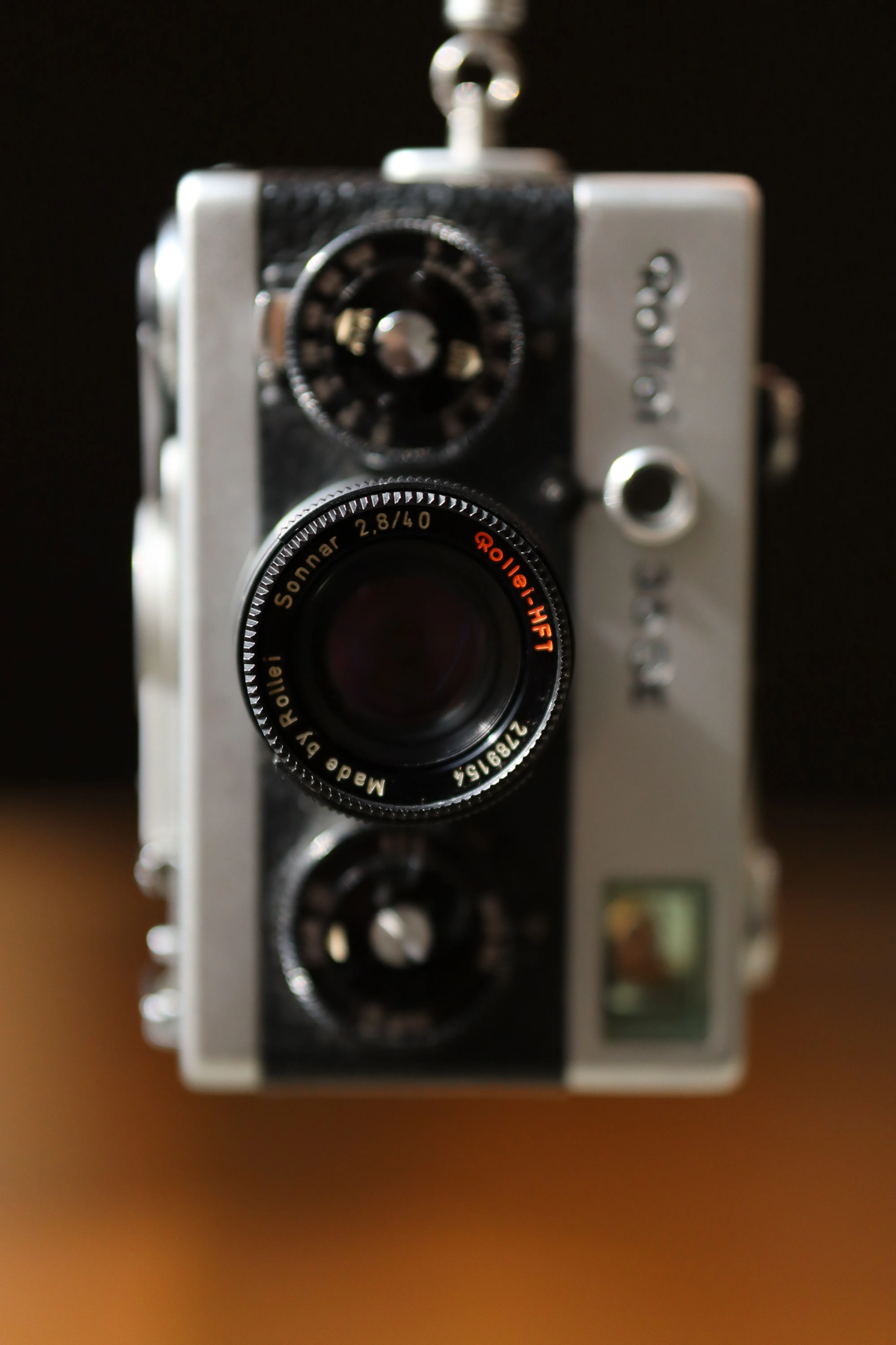 Ống kính Sonnar 40mm f/2.8 trên Rollei 35 SE với lớp tráng phủ HFT (High Fidelity Transfer) giúp chống lóa và tăng tương phản