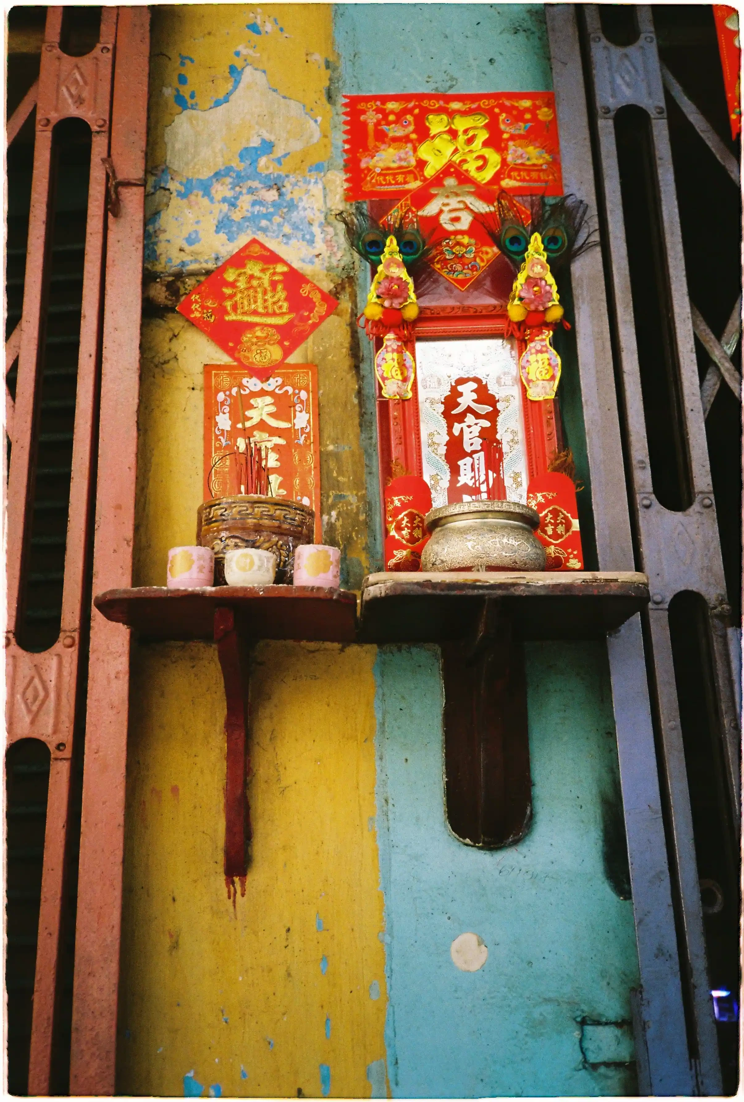 Ảnh chụp bàn thờ người Hoa bởi Nikon L35 AD3