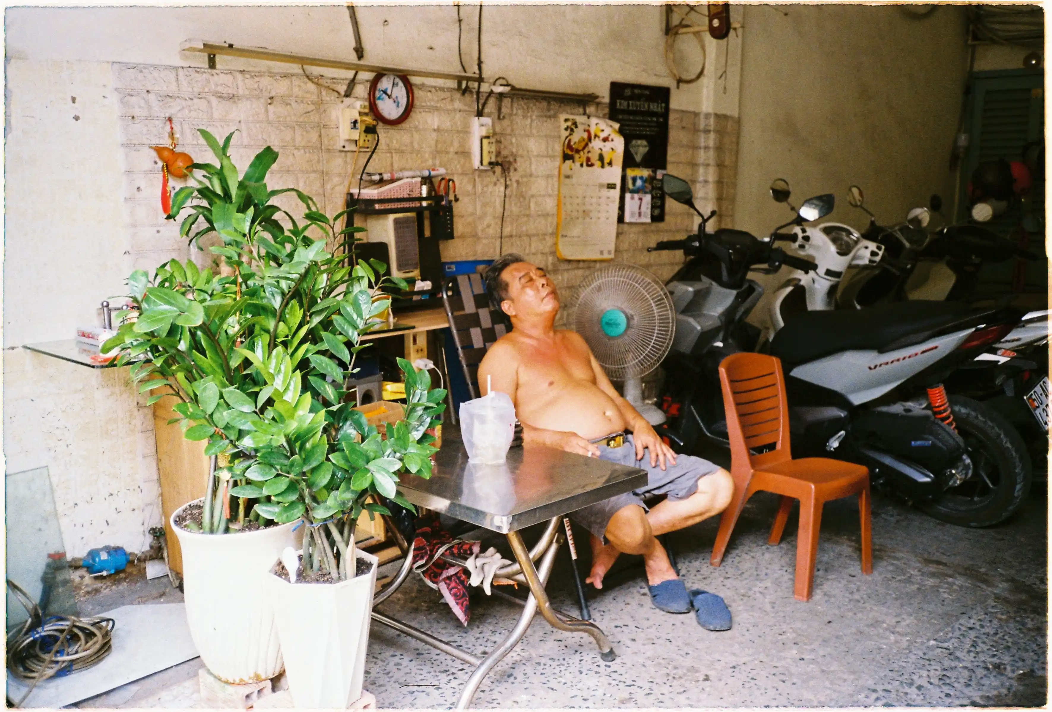 Ảnh chụp mẫu từ Nikon L35AF, ghi lại khoảnh khắc yên tĩnh một người đàn ông đang ngủ trưa, cho thấy khả năng chụp êm ái không làm phiền chủ thể - Fuji 400.