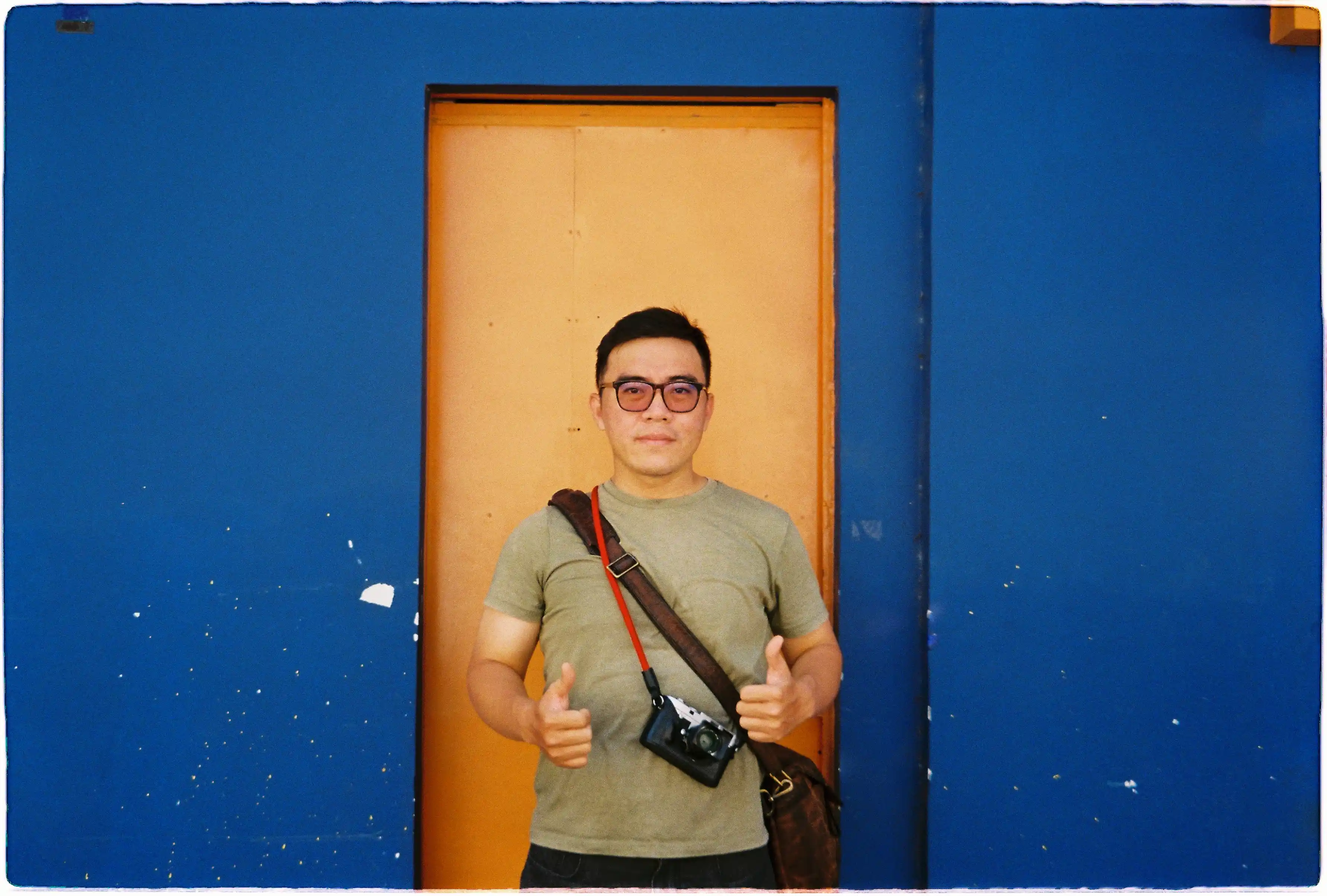 Ảnh chân dung với sự tương phản tách bạch rõ ràng giữa các màu sắc khác nhau - Konica Lexio 70 - Fuji 400