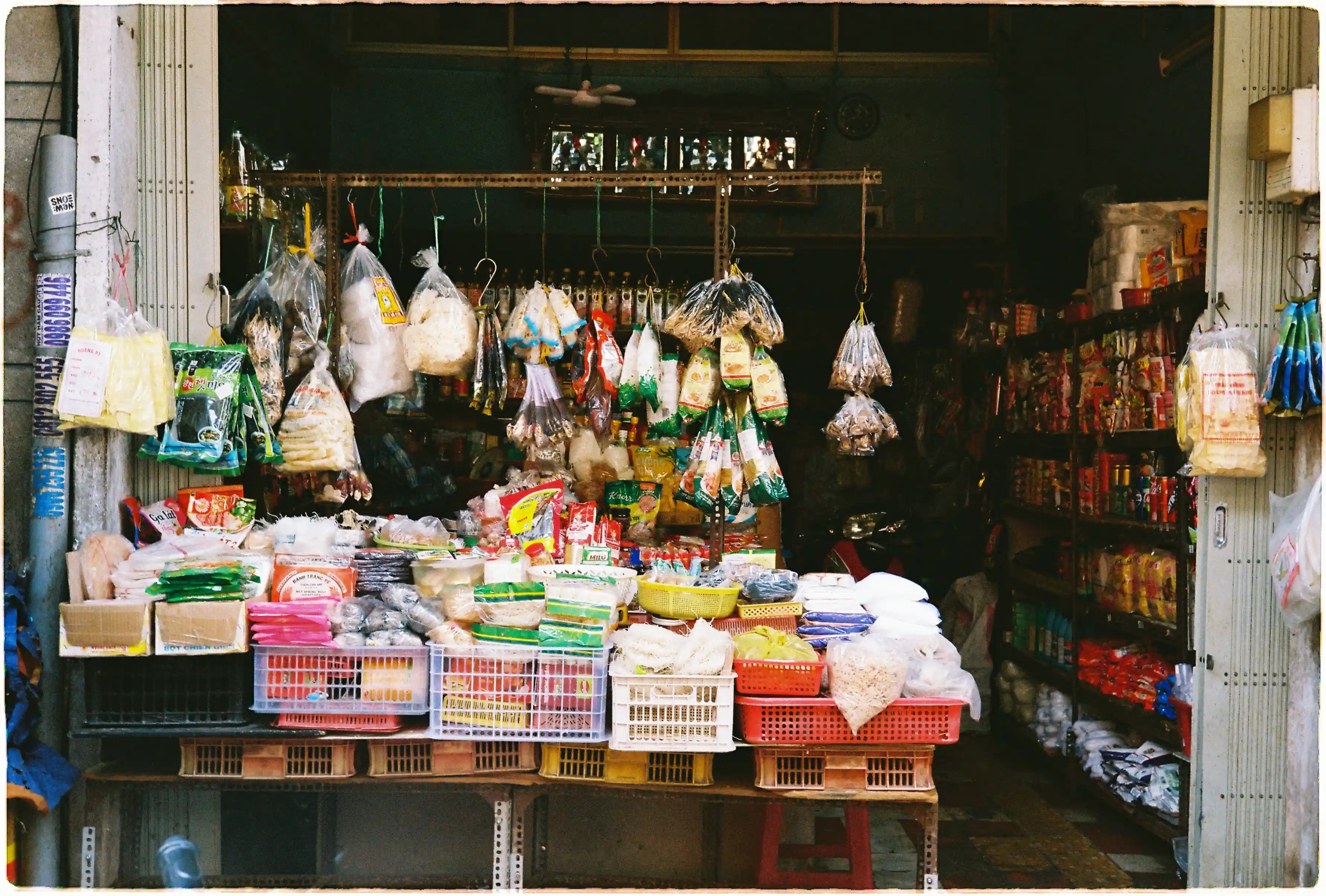 Màu sắc rực rỡ của các gói hàng trong tiệm tạp hóa được ghi lại bởi máy phim Rollei 35 SE với lớp phủ HFT - Rollei 35 SE, f/5.6, 1/60s, Fuji 400