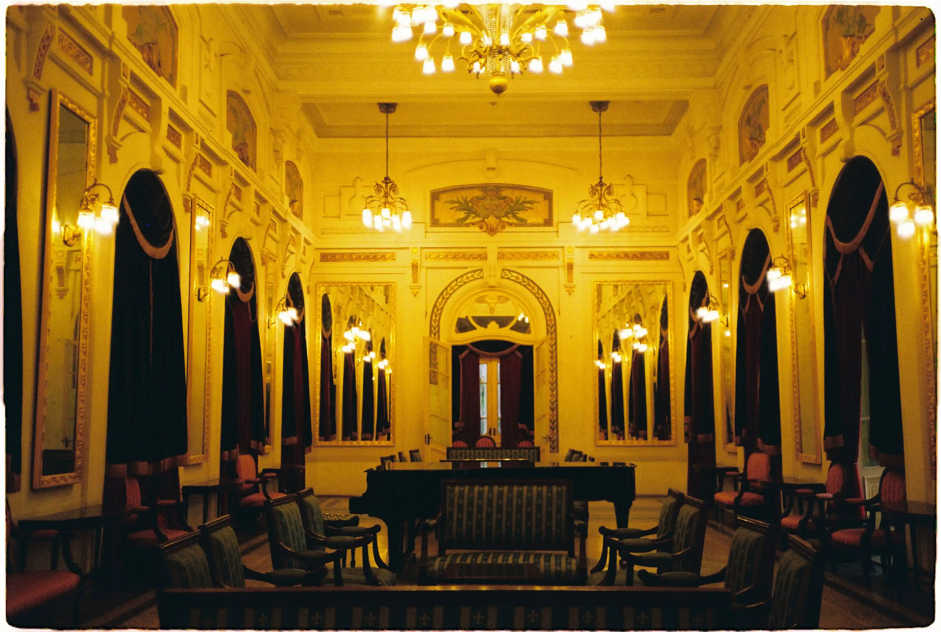 Ảnh nội thất Nhà Hát Lớn Hà Nội trong ánh sáng vàng, chụp cầm tay tốc độ chậm bằng Nikon L35AD3 mà không bị rung nhòe - Fuji 400