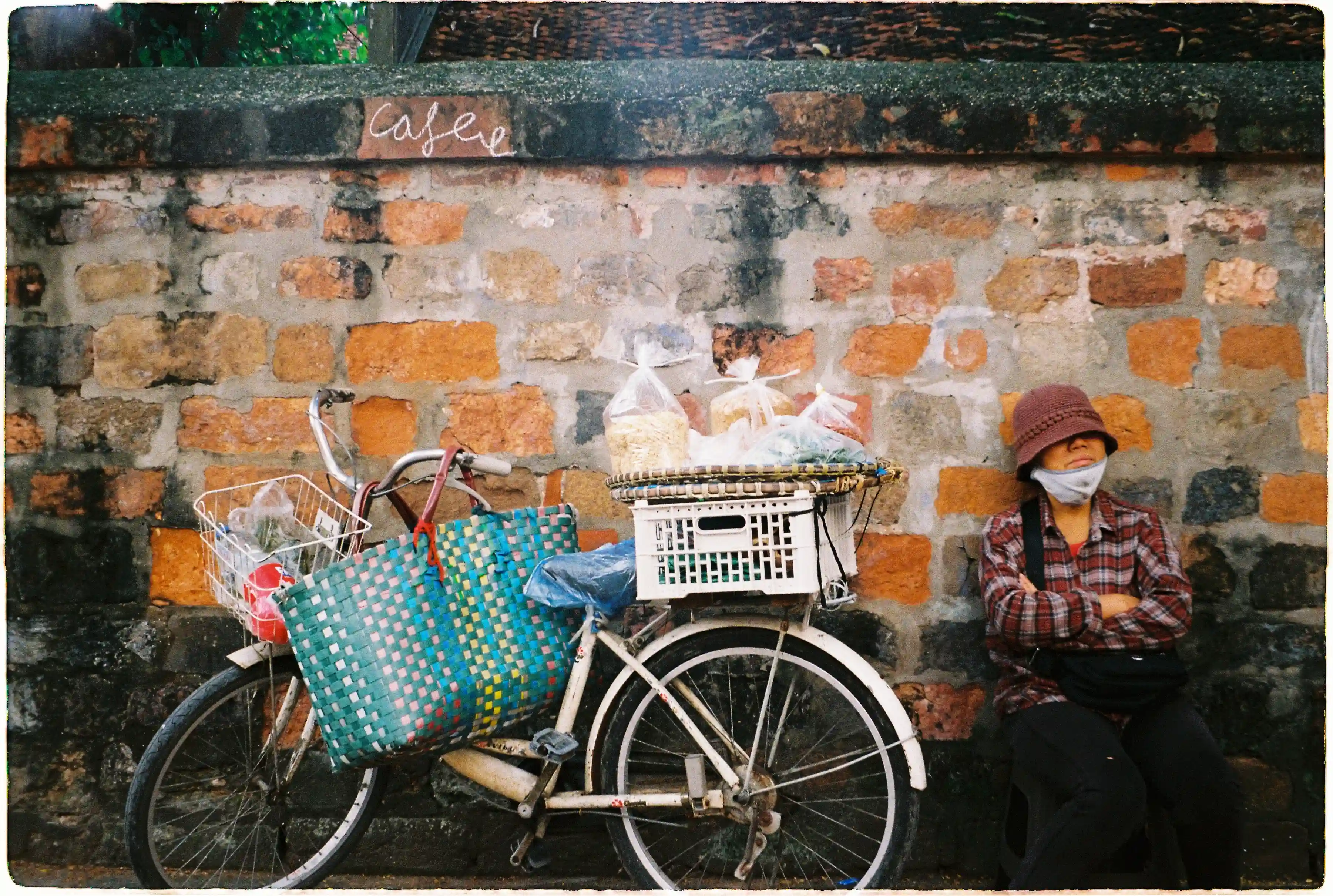 Khoảnh khắc bình yên của người bán hàng rong, ảnh chụp street life với độ tương phản và bão hòa màu tốt từ Pentax - Fuji 400