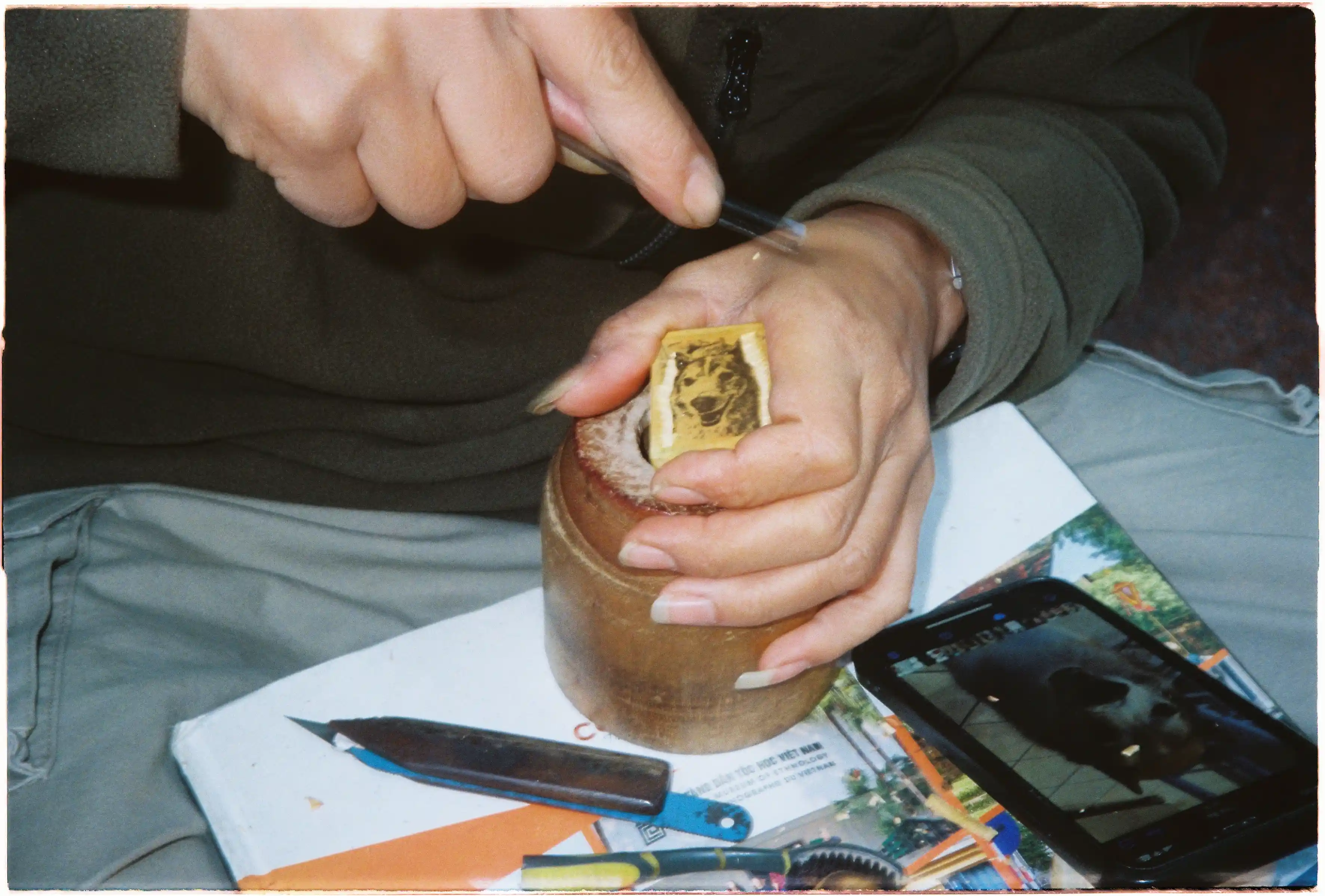 Chi tiết các hạt cườm và đá màu trên tay người: Ánh sáng flash trực diện từ Canon Autoboy Tele 6 mạnh mẽ giúp làm rõ chất liệu trong điều kiện ánh sáng yếu