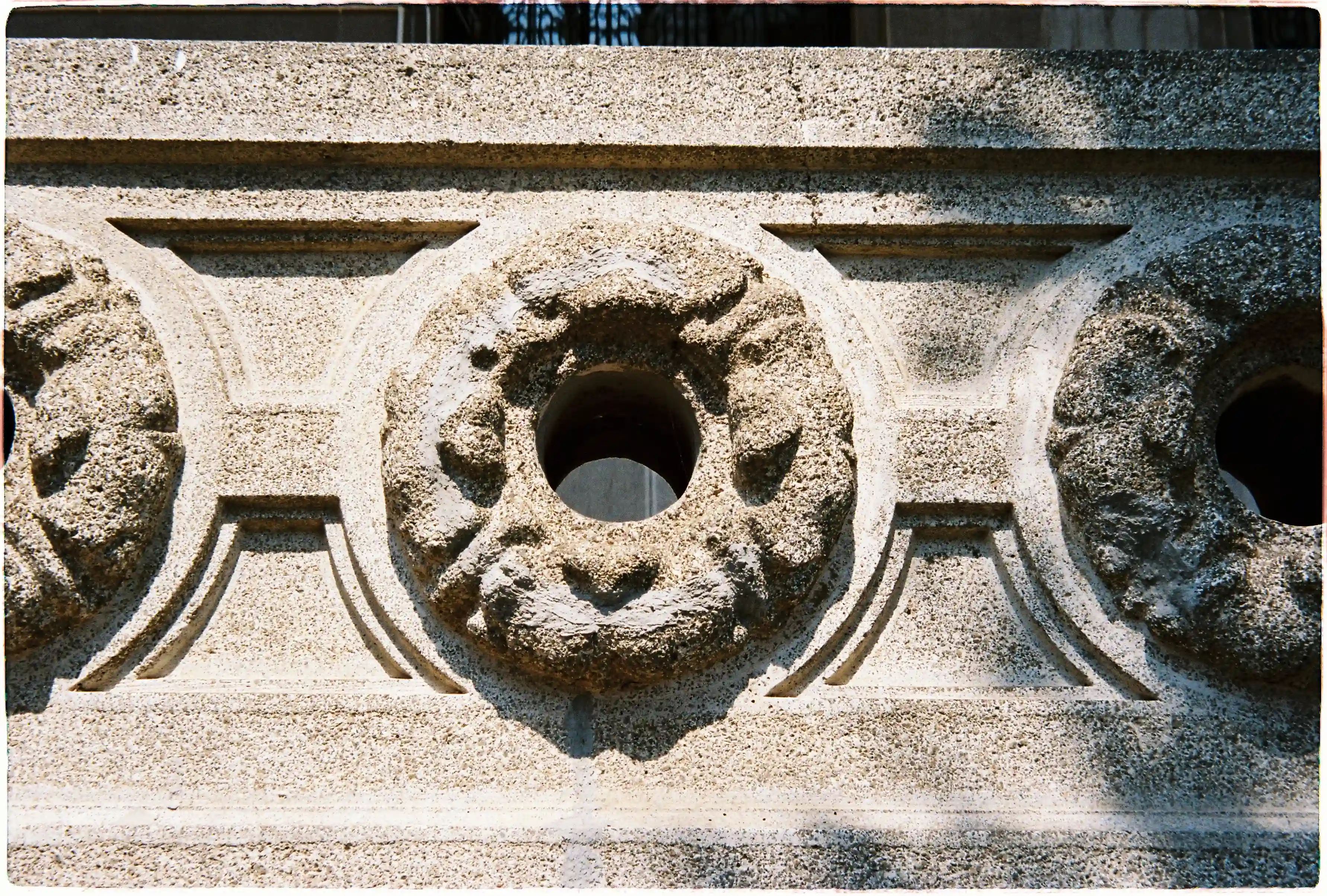 Cận cảnh họa tiết hoa văn bằng đá rửa: Canon Autoboy EPO tái tạo sắc nét bề mặt thô ráp và các hạt sỏi nhỏ