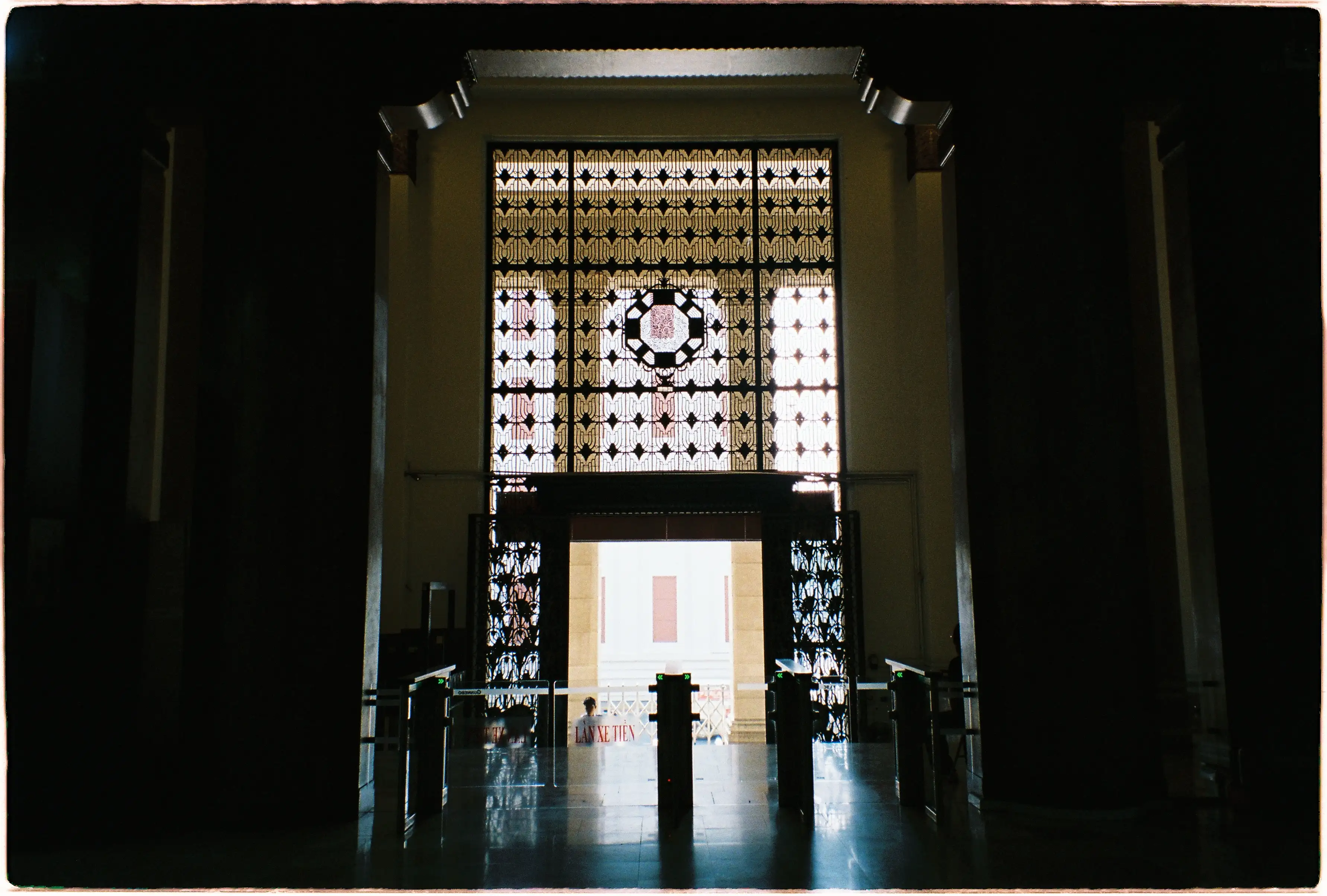 Họa tiết cổng sắt ngược sáng, ảnh bóng đen chi tiết tốt chụp bởi Canon Autoboy EPO