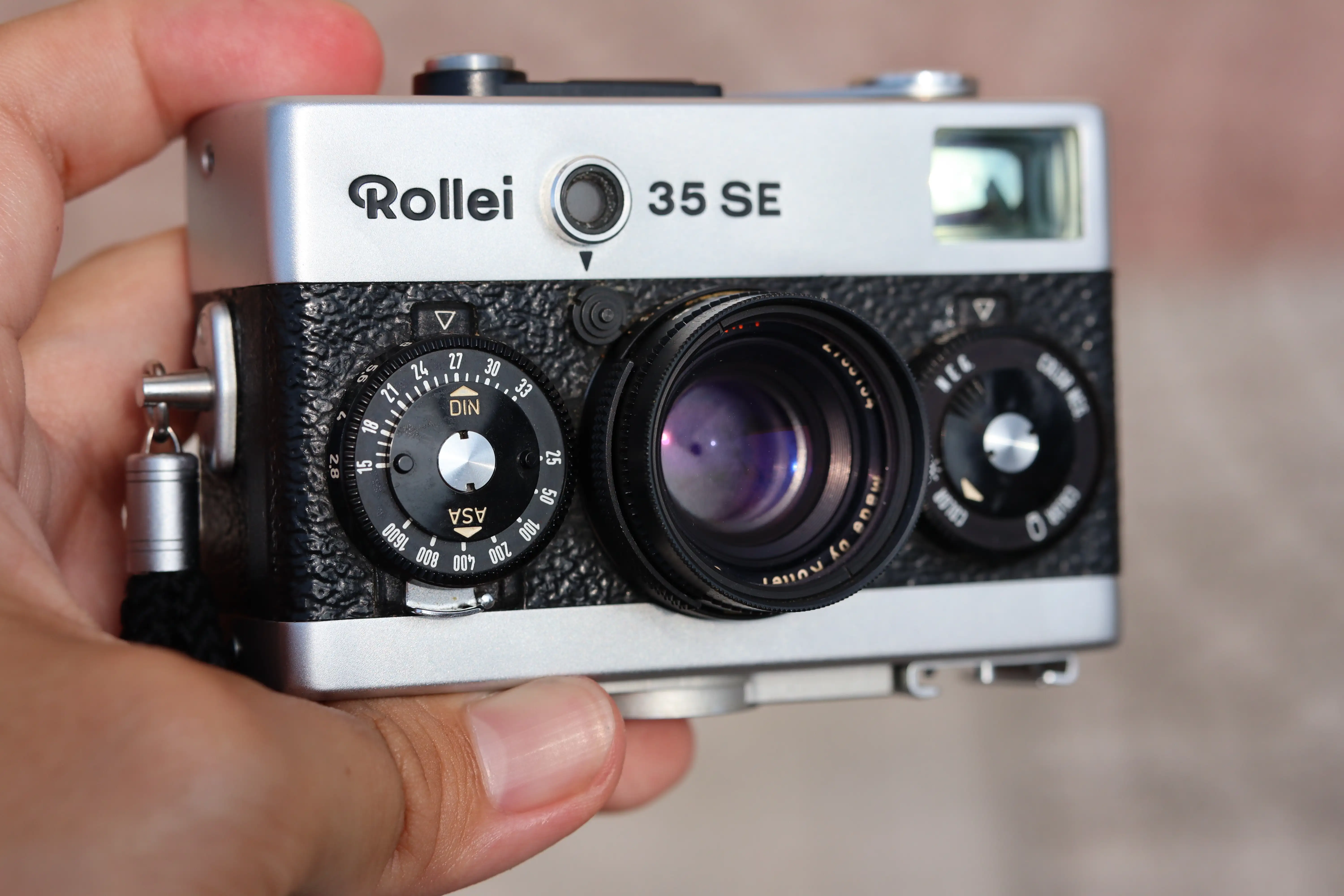 Mặt trước của Rollei 35 SE có 2 vòng xoay, vòng bên phải ống kính dùng để điều khiển khẩu độ, có lẫy nhấn. 