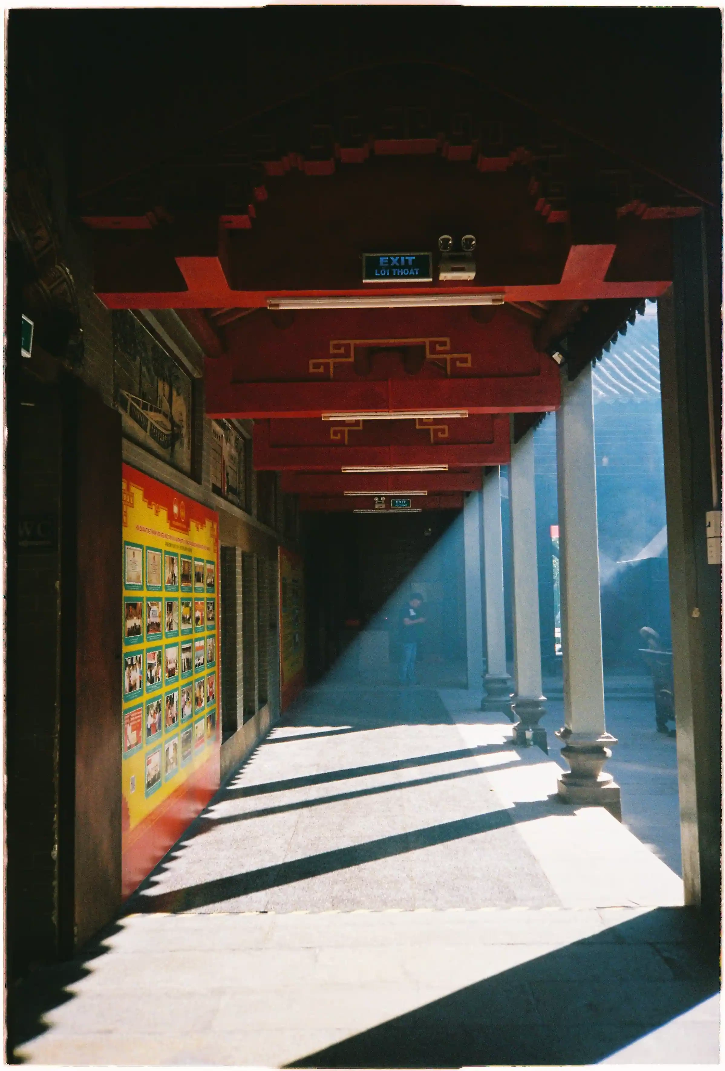 Vệt nắng qua hành lang kiến trúc cổ, ảnh sắc nét và rực màu chụp bởi Fuji Cardia Everyday OP - Fuji 400