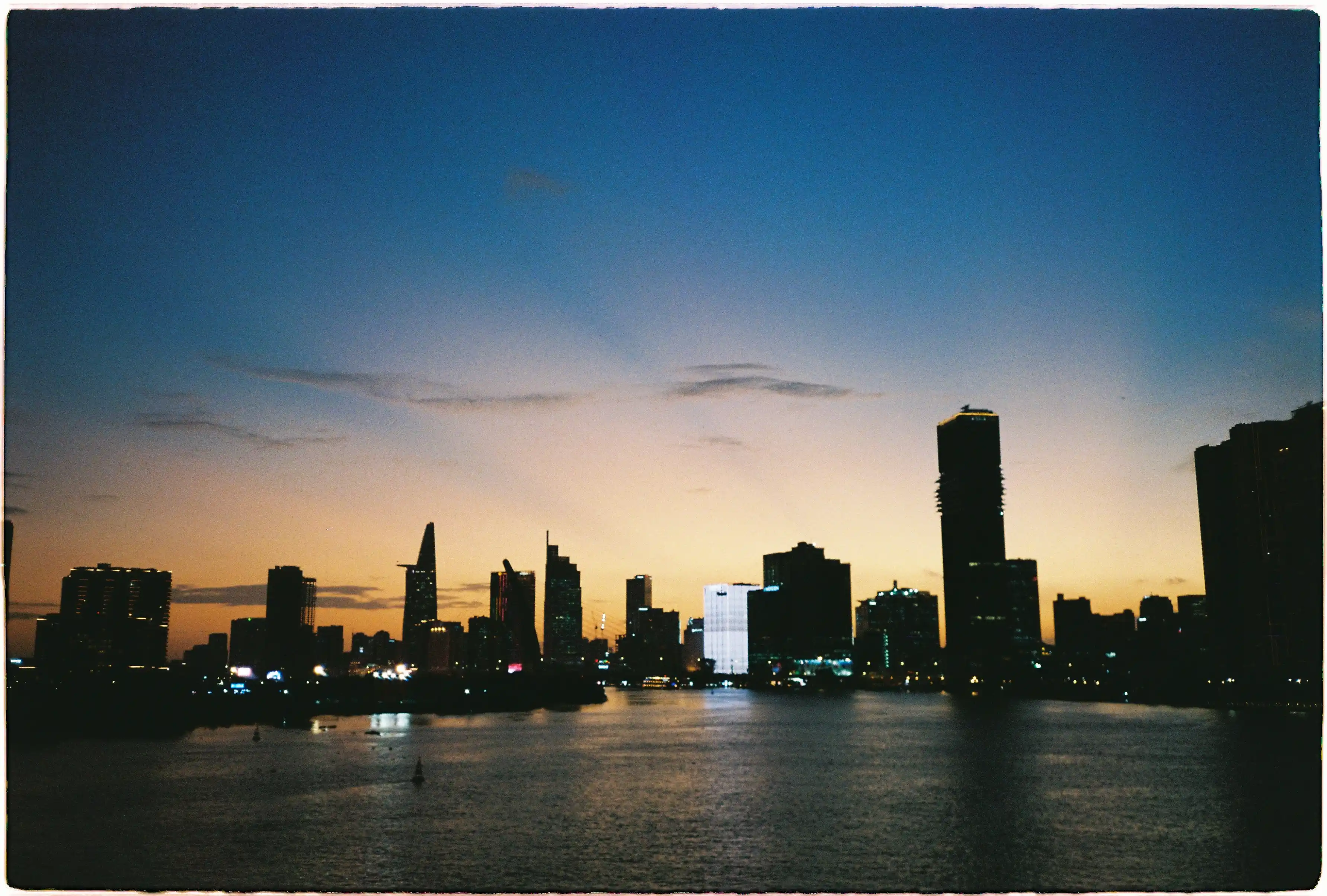 Ảnh chụp hoàng hôn Sài Gòn qua sông, Nikon L35AD3 đo sáng giữ trọn dải màu chuyển từ xanh sang cam rực rỡ - Fuji 400