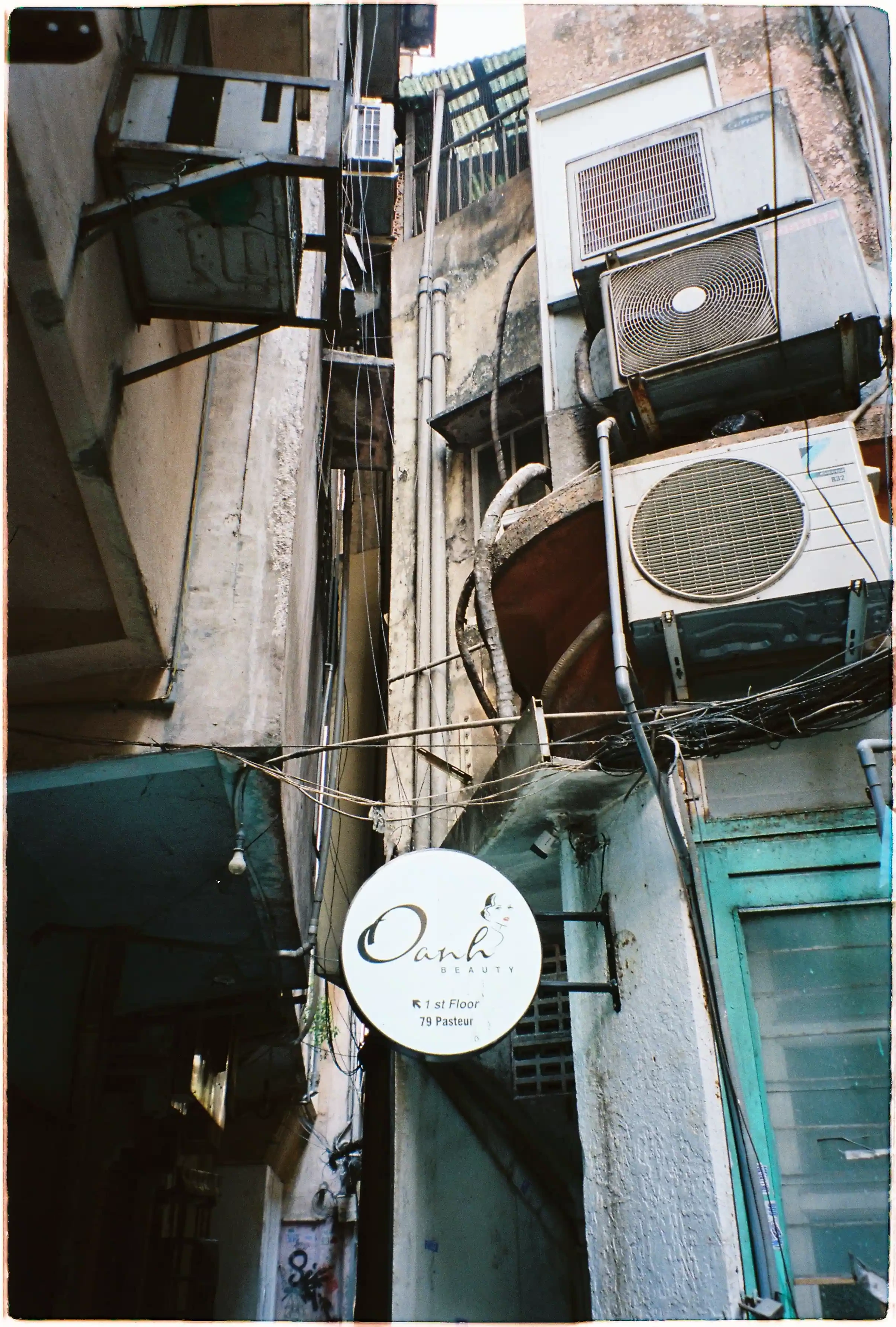 Không gian đô thị chật hẹp với dây điện và biển hiệu, ảnh góc rộng sắc nét chụp bởi Canon Autoboy EPO