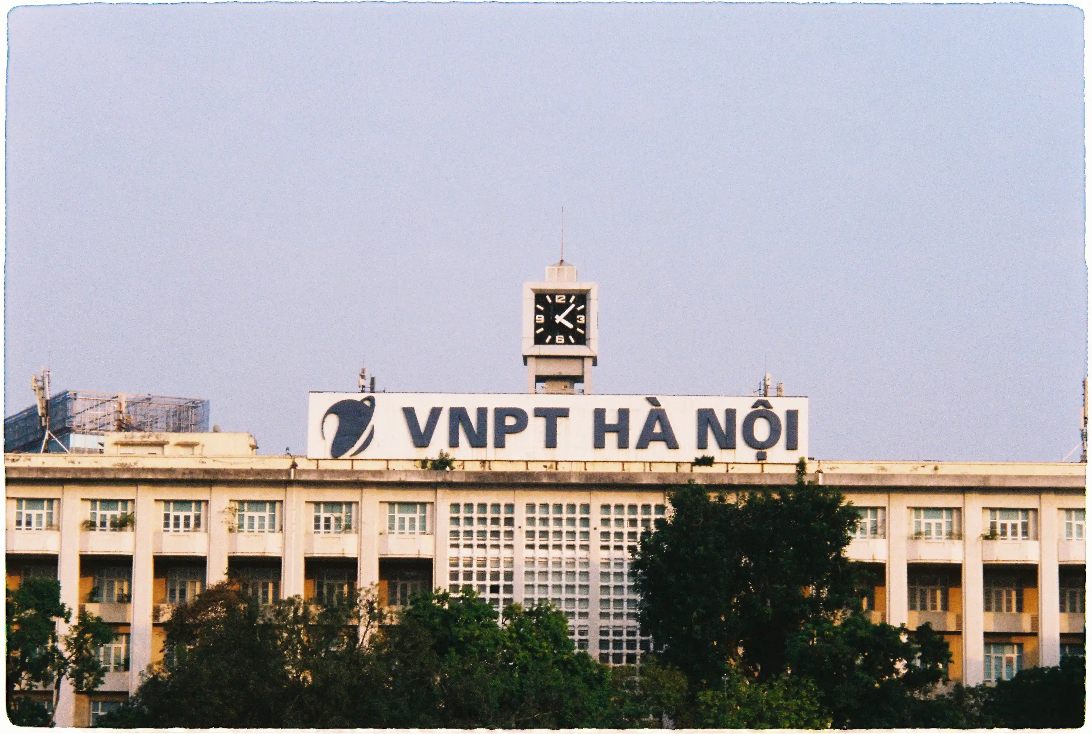 Ảnh chụp tòa nhà VNPT ở tiêu cự tối đa 120mm: Chi tiết không nét căng do giới hạn vật lý nhưng vẫn rõ ràng, sử dụng tốt - Fuji 400