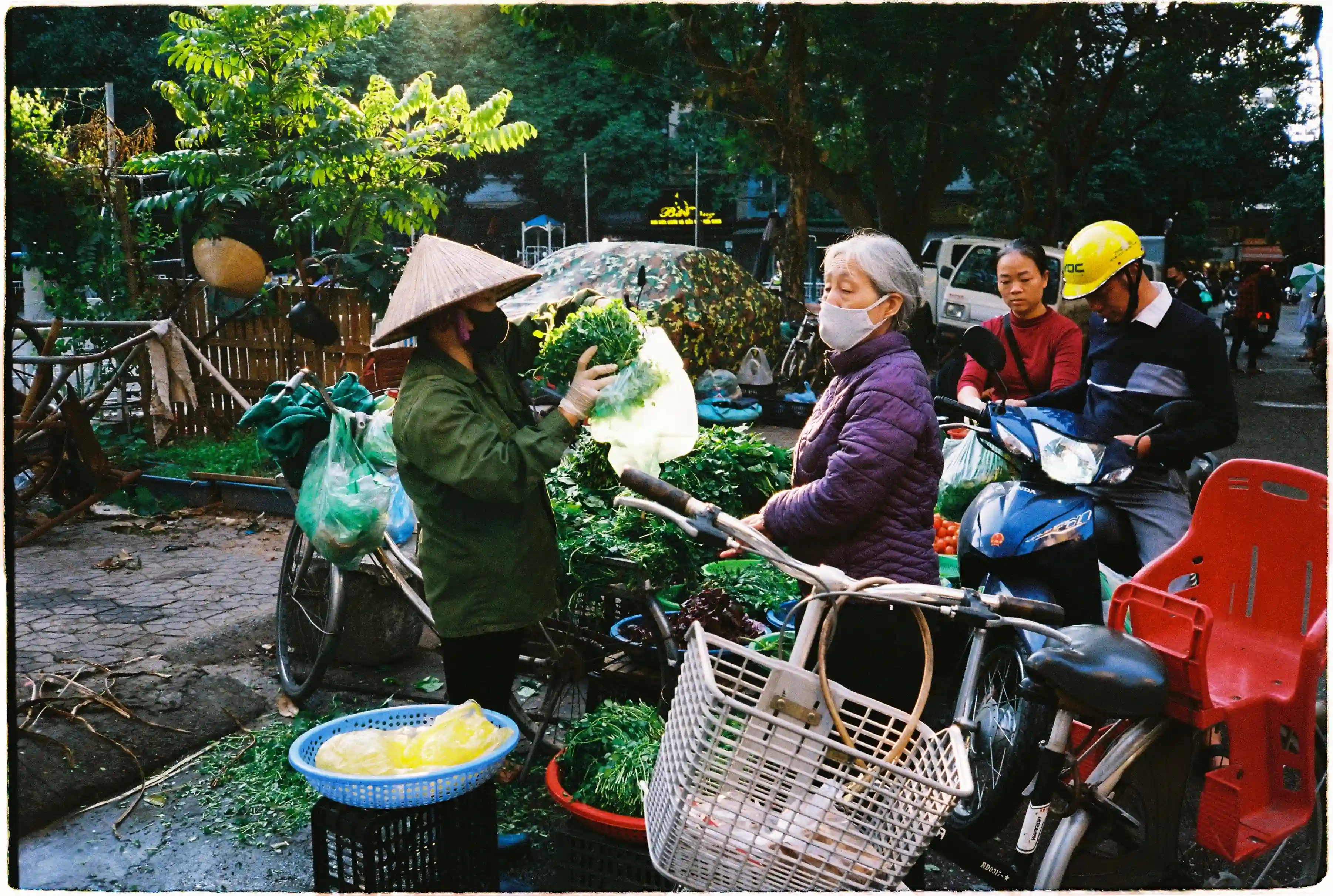 Ảnh đời thường cảnh mua bán rau tại chợ, Nikon L35AD3 chế độ Auto phơi sáng chuẩn xác cho cả vùng sáng và tối - Fuji 400