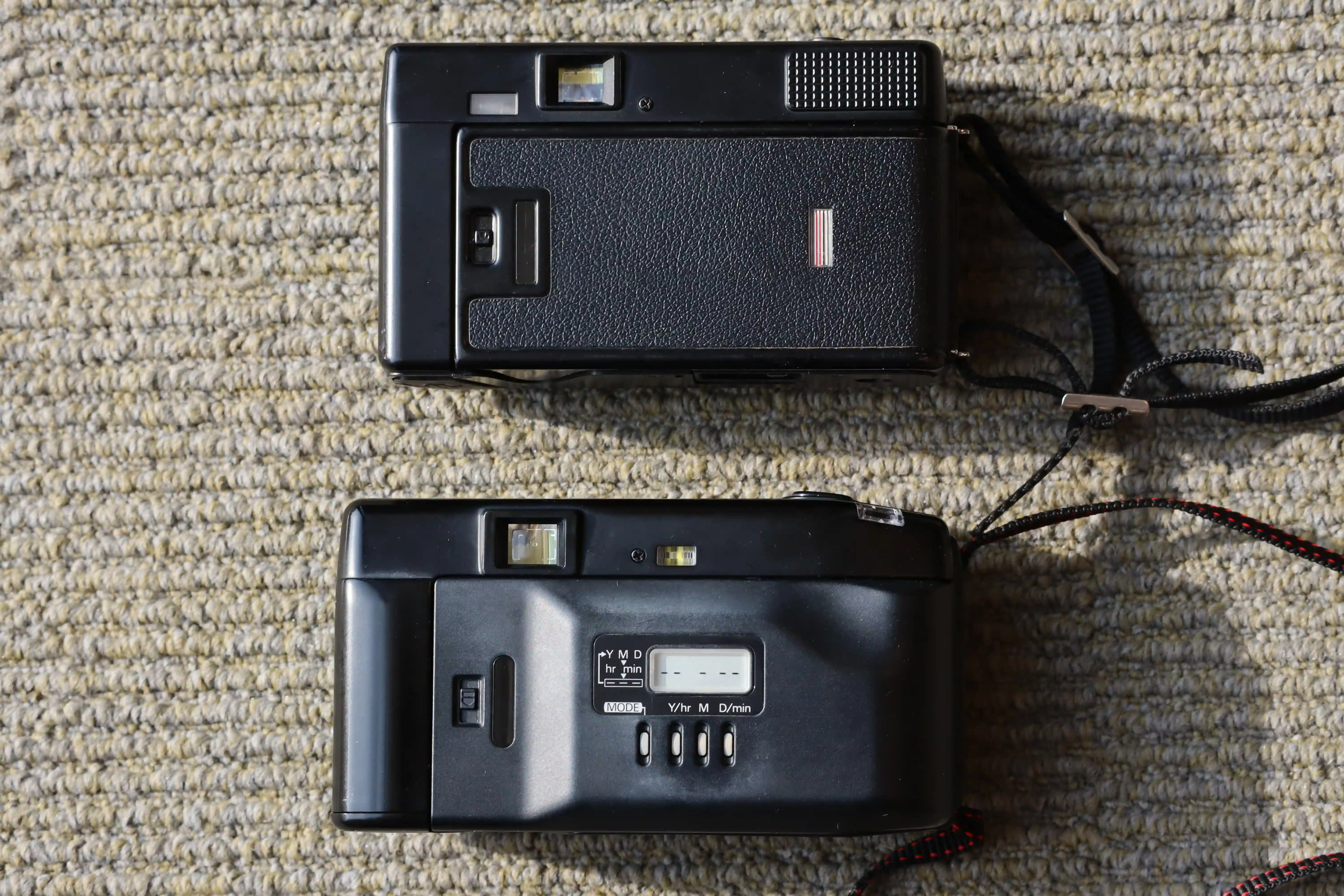 Mặt lưng của Nikon L35 AF và AD3