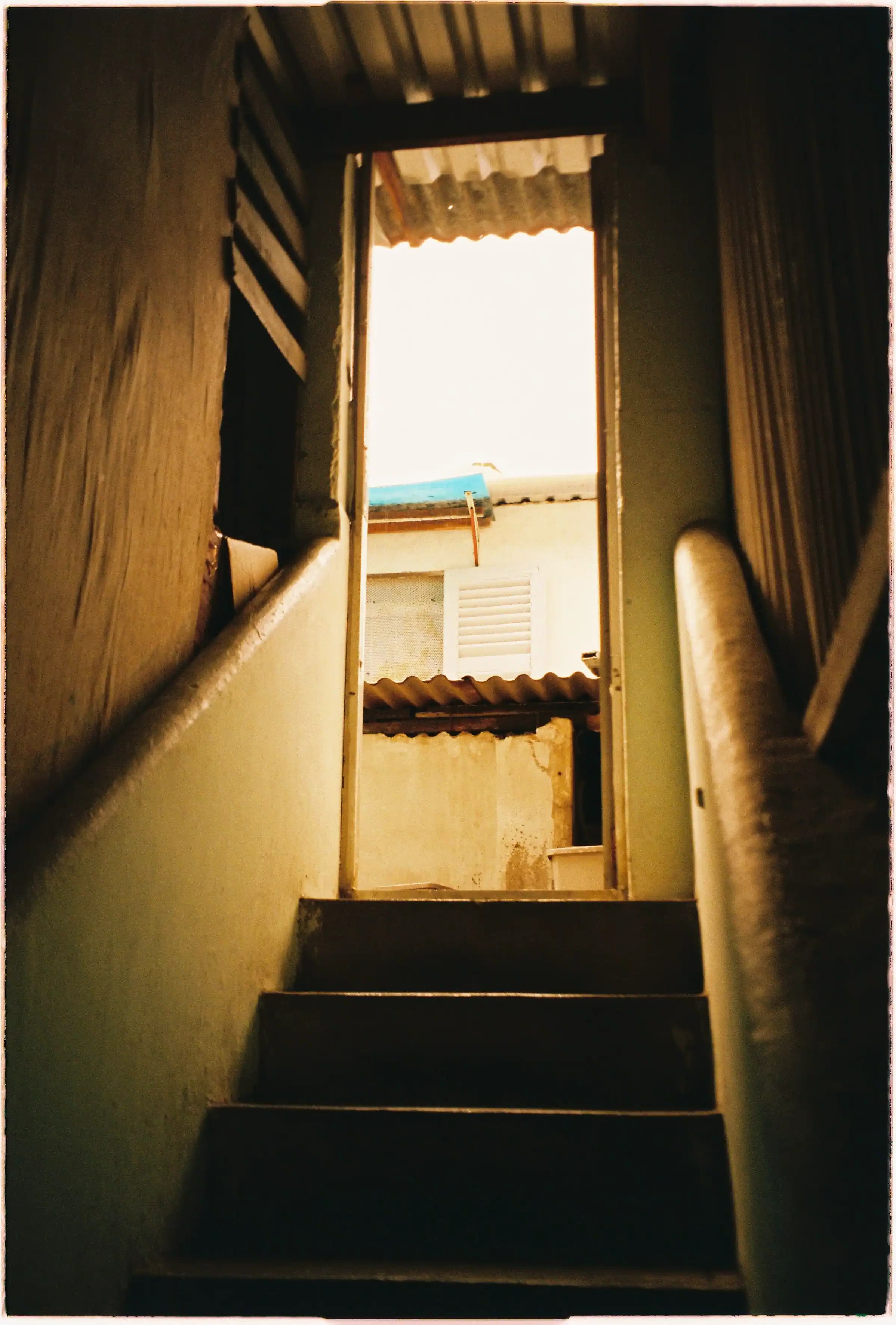 Ảnh chụp ngược sáng buổi hoàng hôn với sự tương phản cao - Canon Autoboy 155 + Fujifilm 400