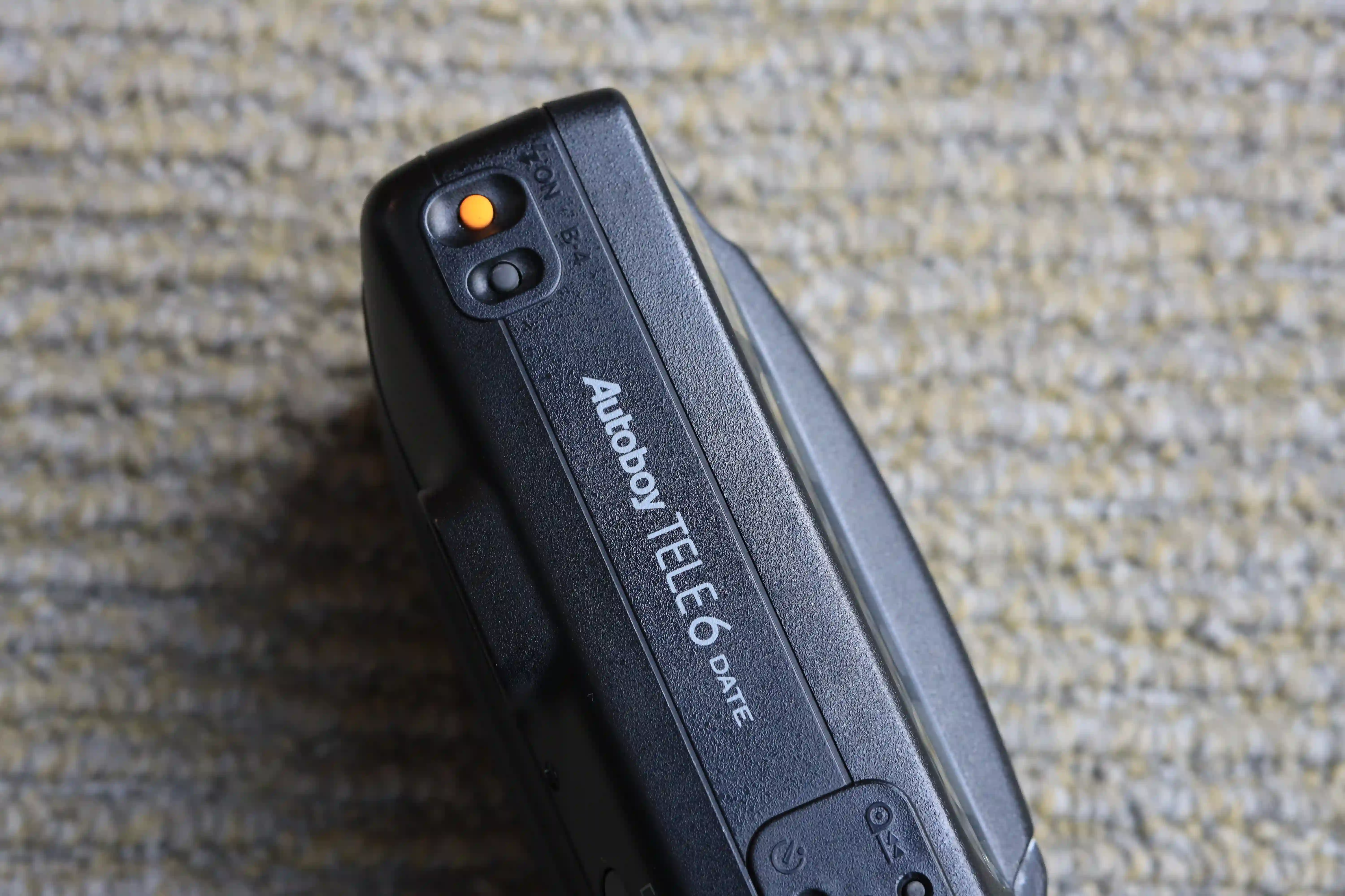 Mặt trên vuông vức của Canon Autoboy Tele 6 với nút phơi sáng 4 giây và nút bật flash