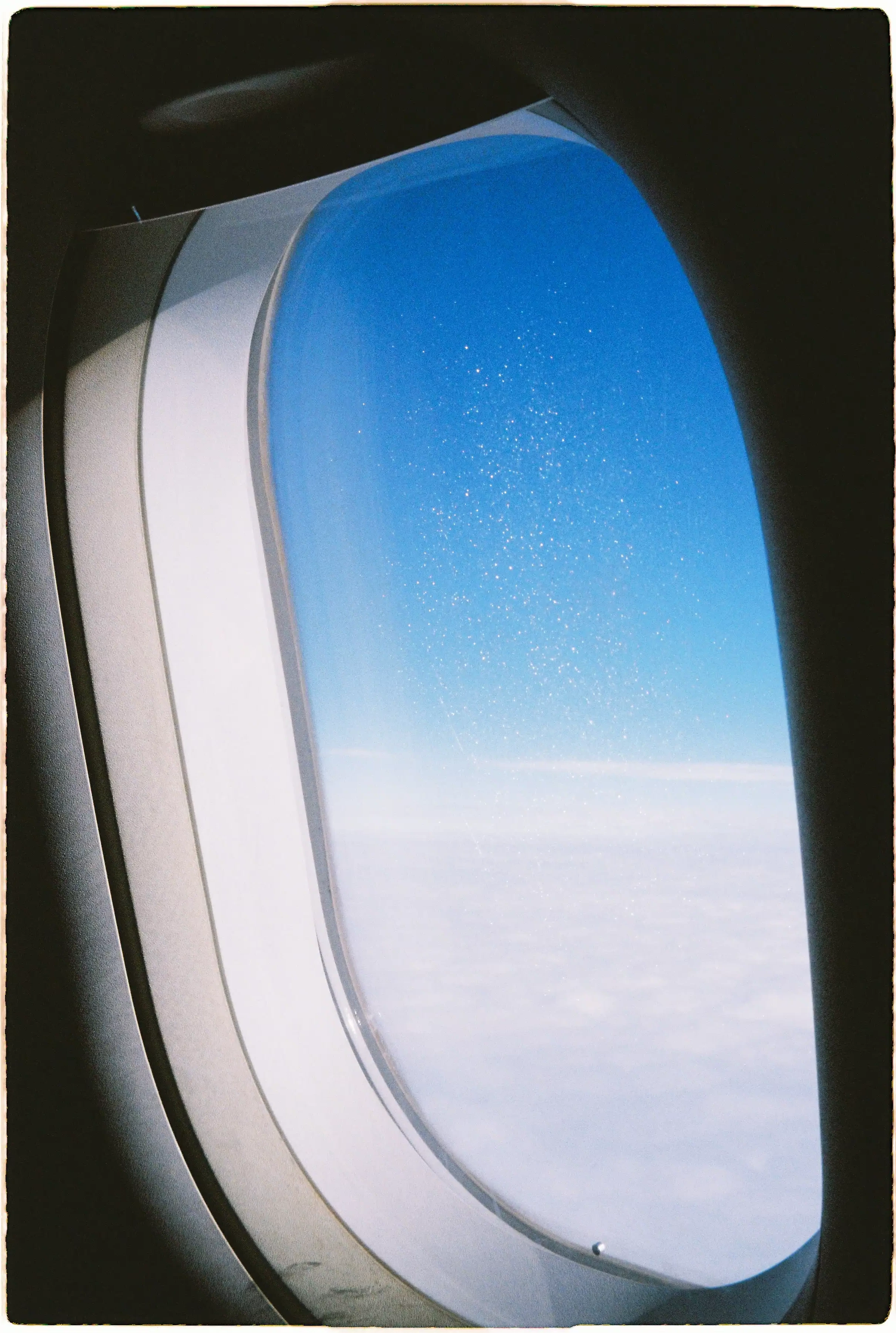 Ảnh chụp qua cửa sổ máy bay: Màu trời xanh thẳm (deep blue) đặc trưng được tái tạo bởi Pentax Espio 120 SW II - Fuji 400