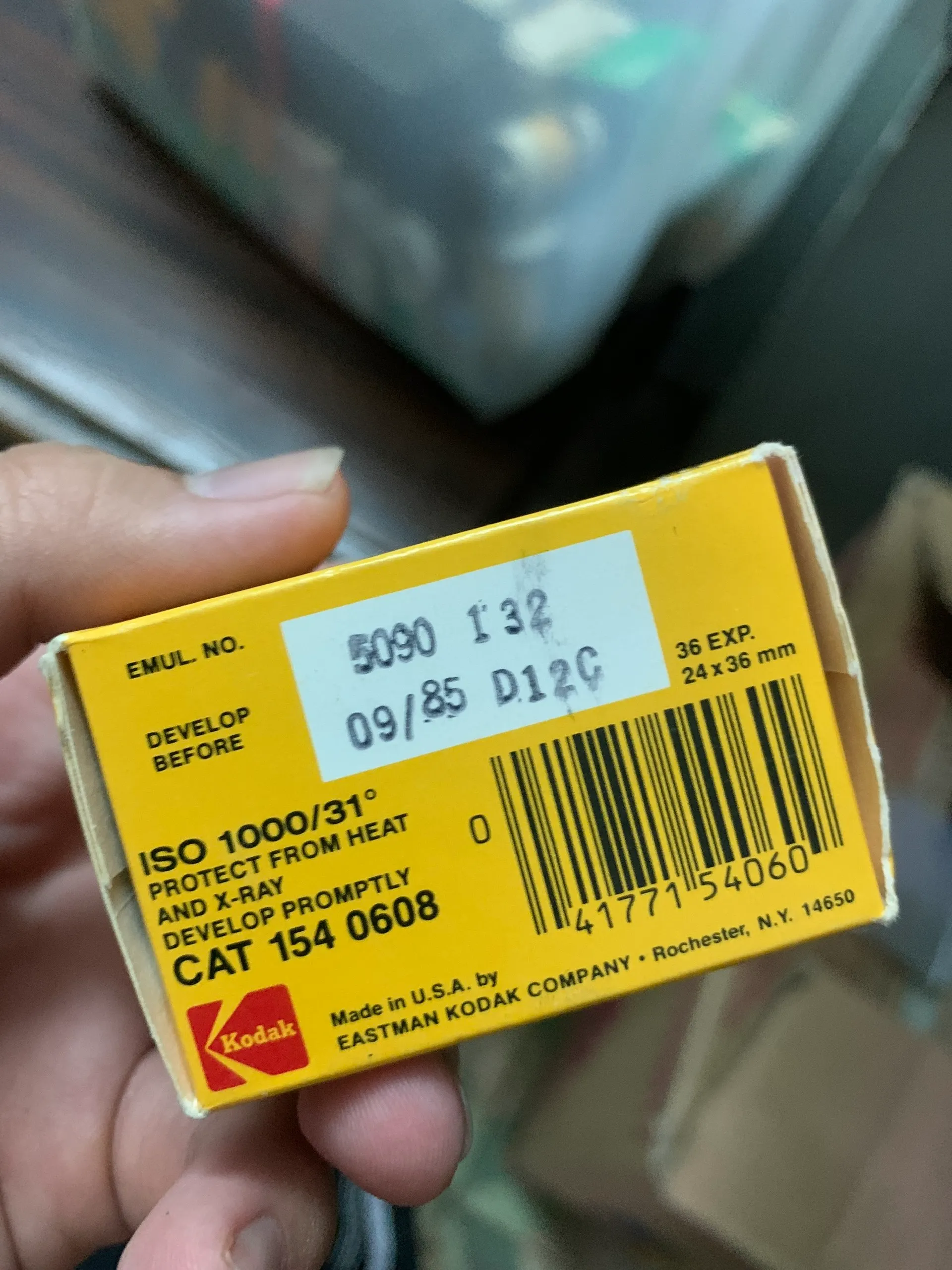 Một cuộn phim Kodak outdate tháng 9/1985