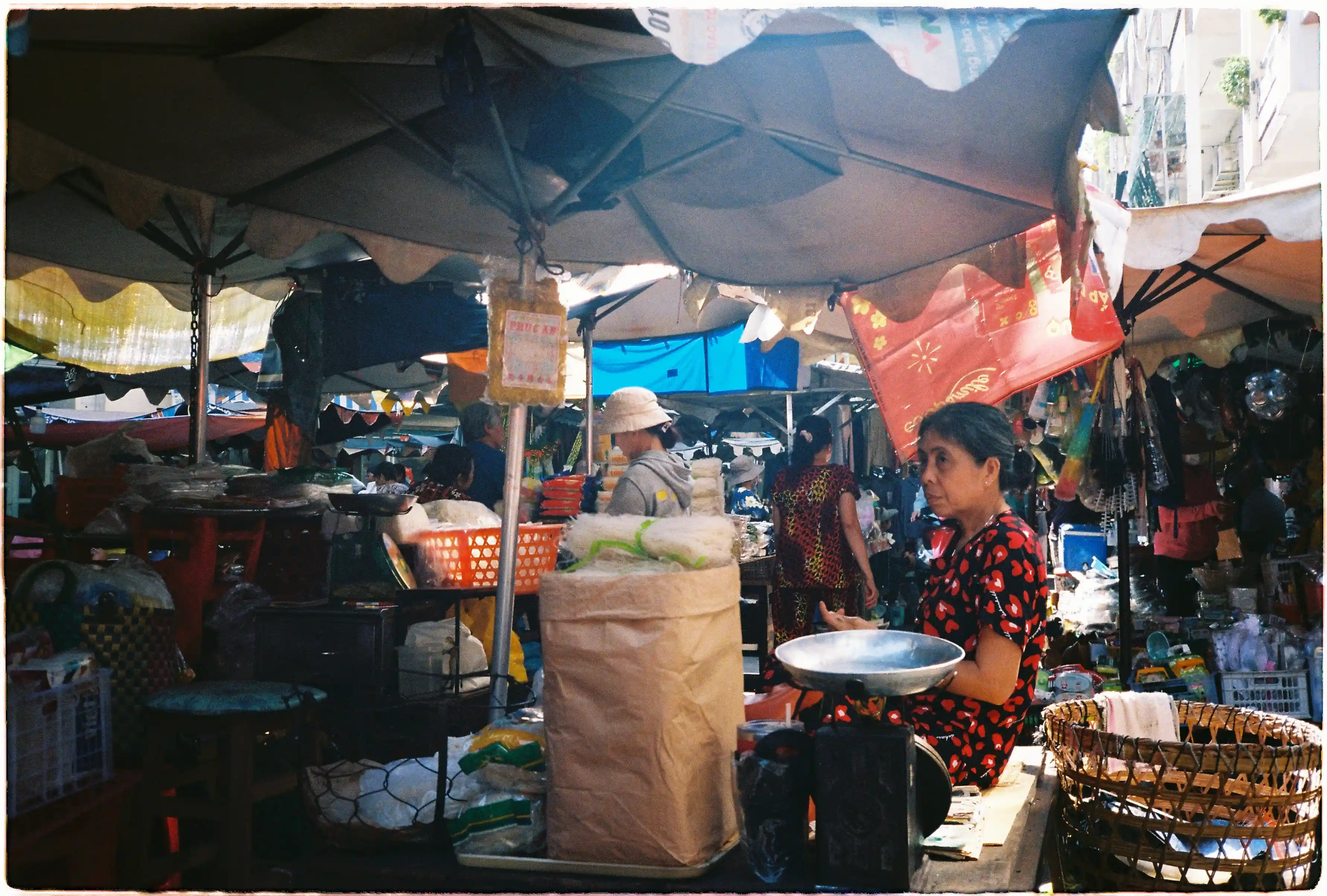 Ảnh chụp ngược sáng tại chợ Nhà Giàu ở khu người Hoa bởi Nikon L35 AD3