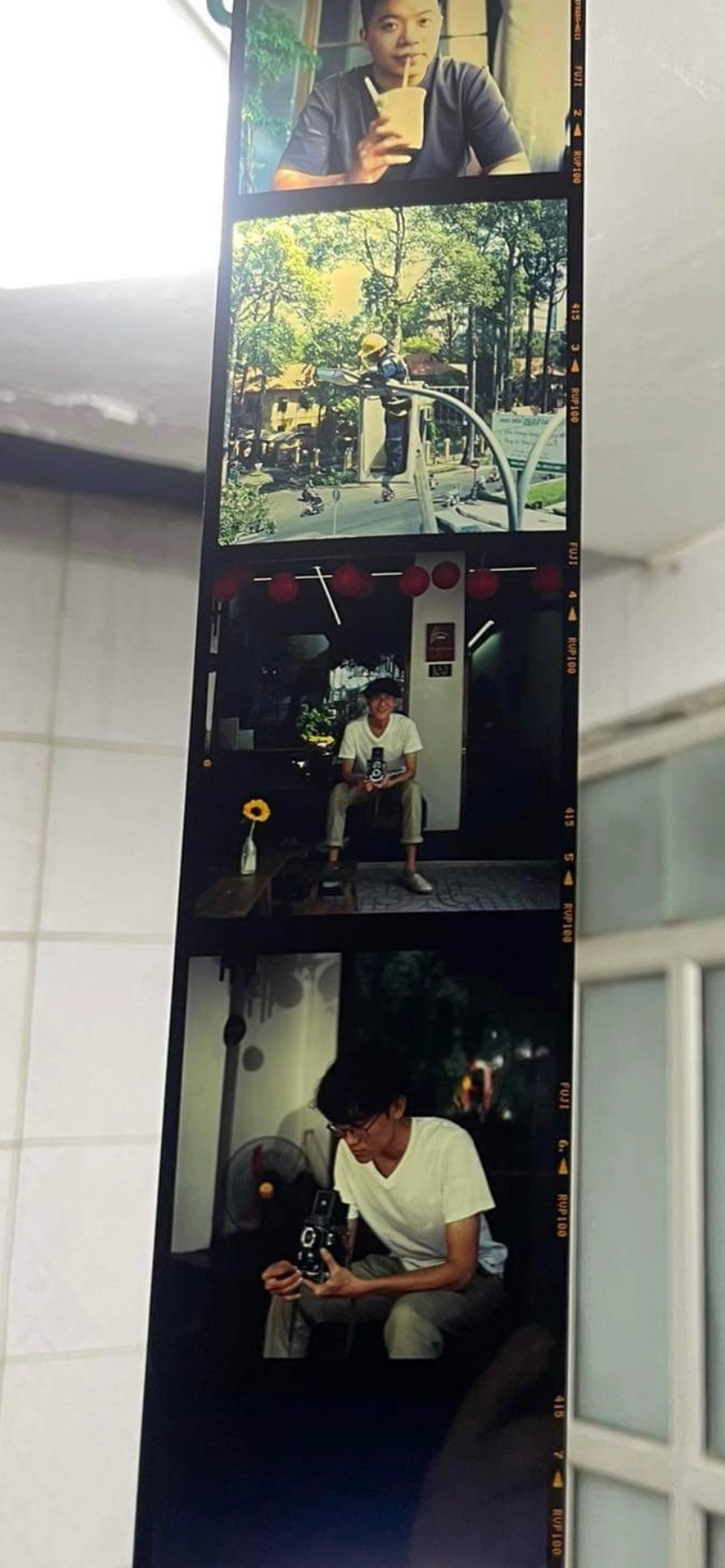 Ví dụ trực quan về phim slide (dương bản) với màu sắc được thể hiện trực tiếp trên tấm phim khi soi dưới nguồn sáng