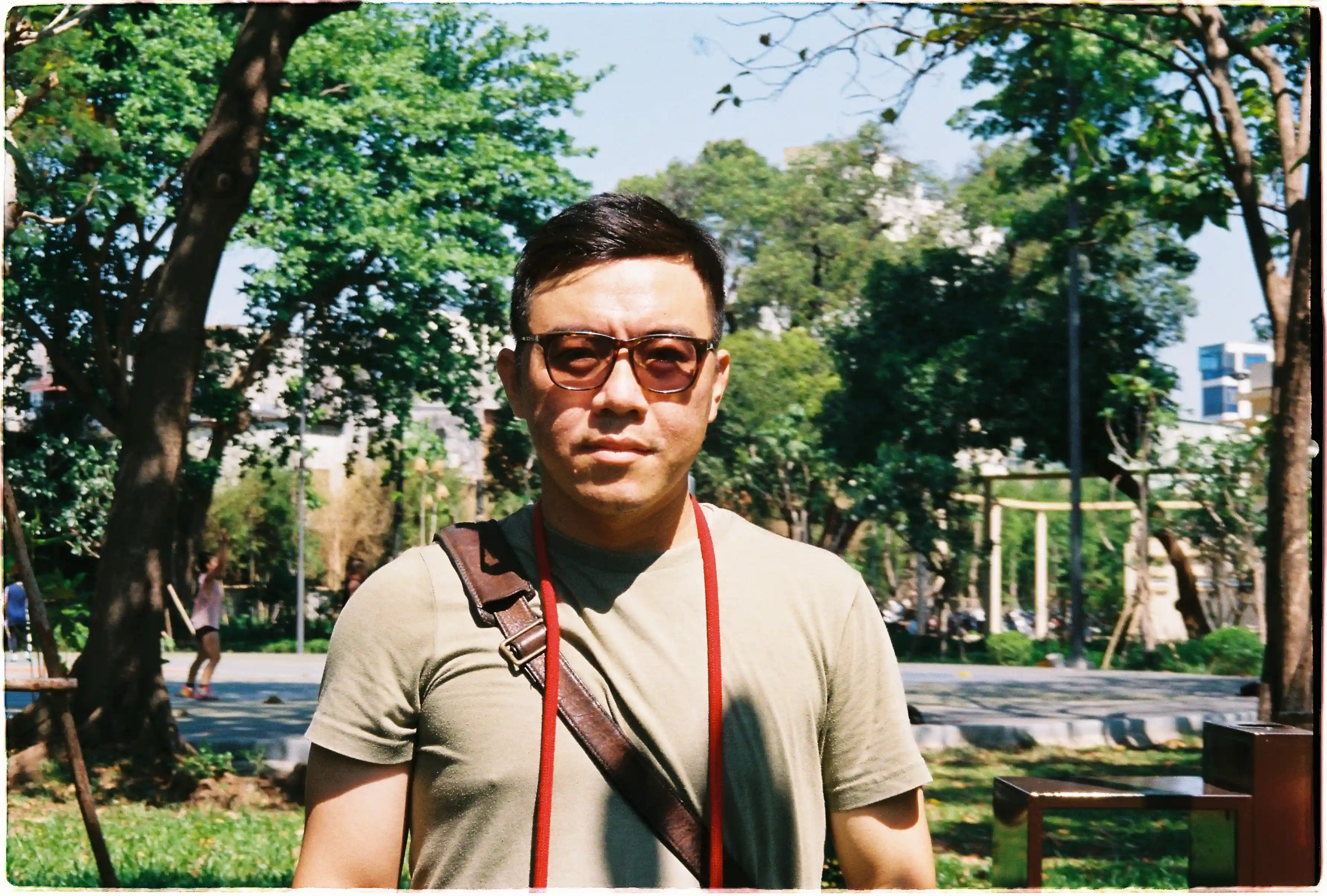 Chân dung bán thân chụp bởi Konica Lexio 70 - Fuji 400. Bạn có thể thấy sự tách bạch trên mái tóc hoặc nếp nhăn trên áo của chủ thể.