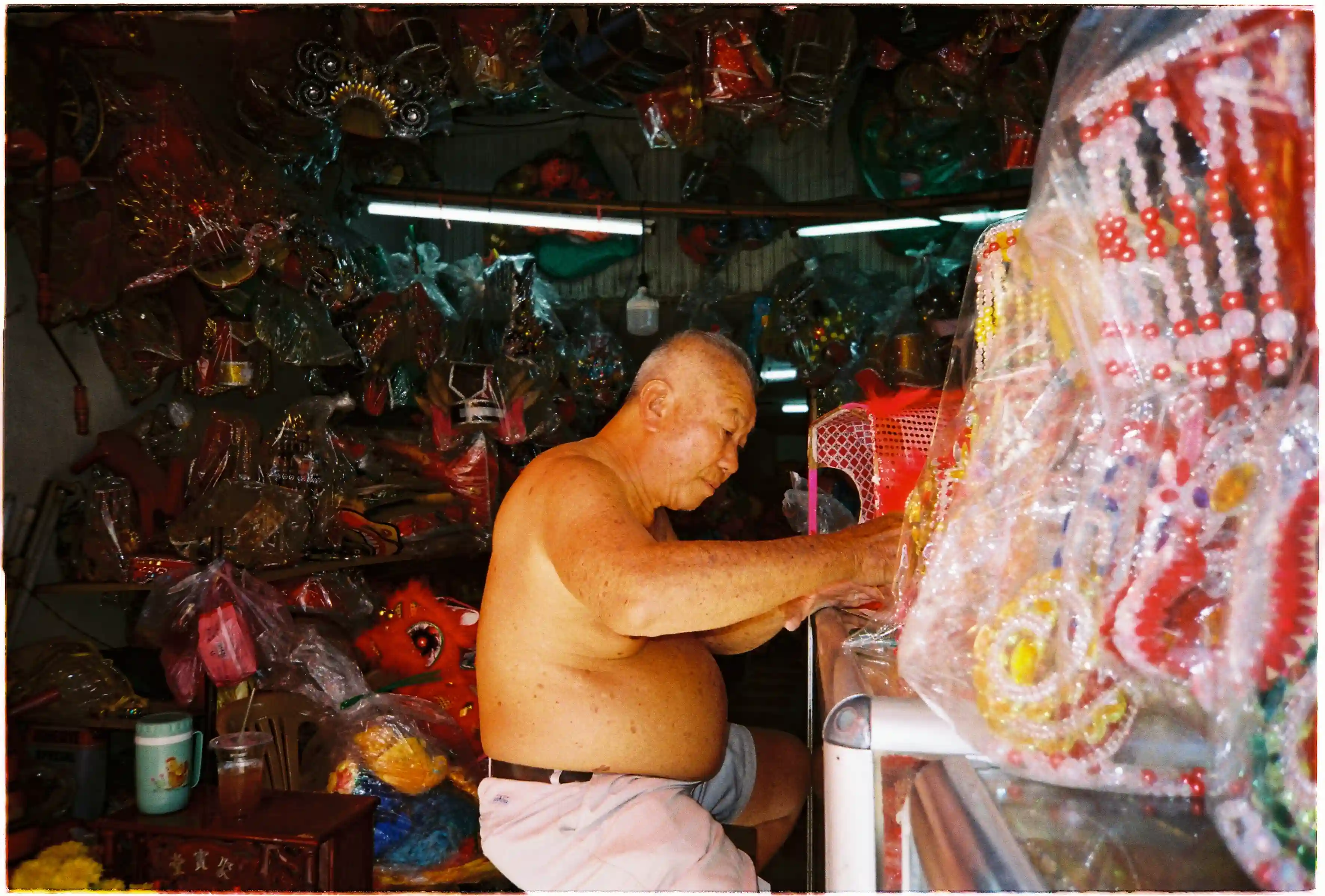 Nghệ nhân làm đầu Lân sư rồng truyền thống tại cửa hàng: Ảnh tư liệu chân thực chụp bằng flash máy film Fuji Cardia Everyday OP - Fuji 400