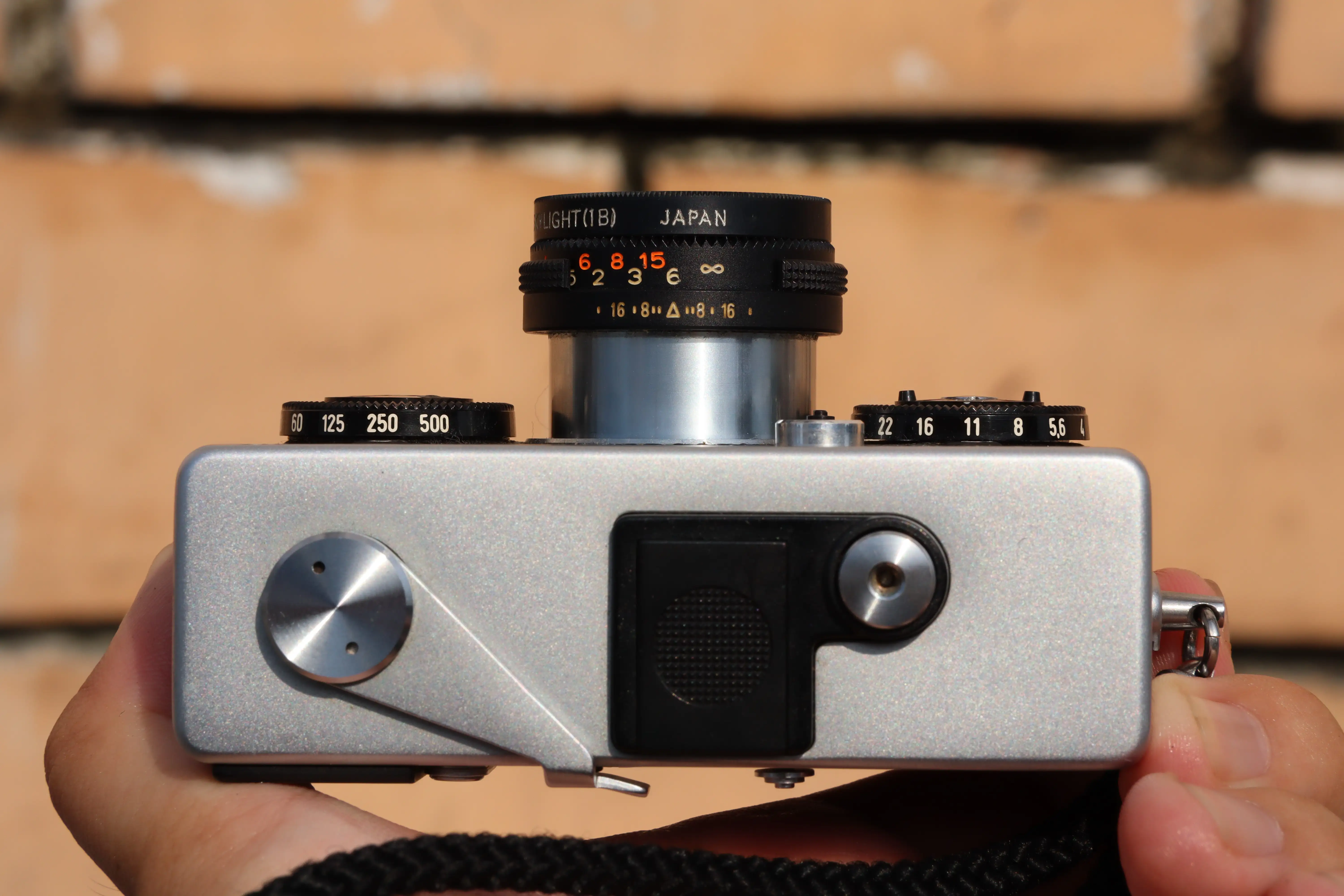 Vòng ống kính, vòng xoay lấy nét, vòng xoay tốc và khẩu của máy ở 2 bên ống kính.