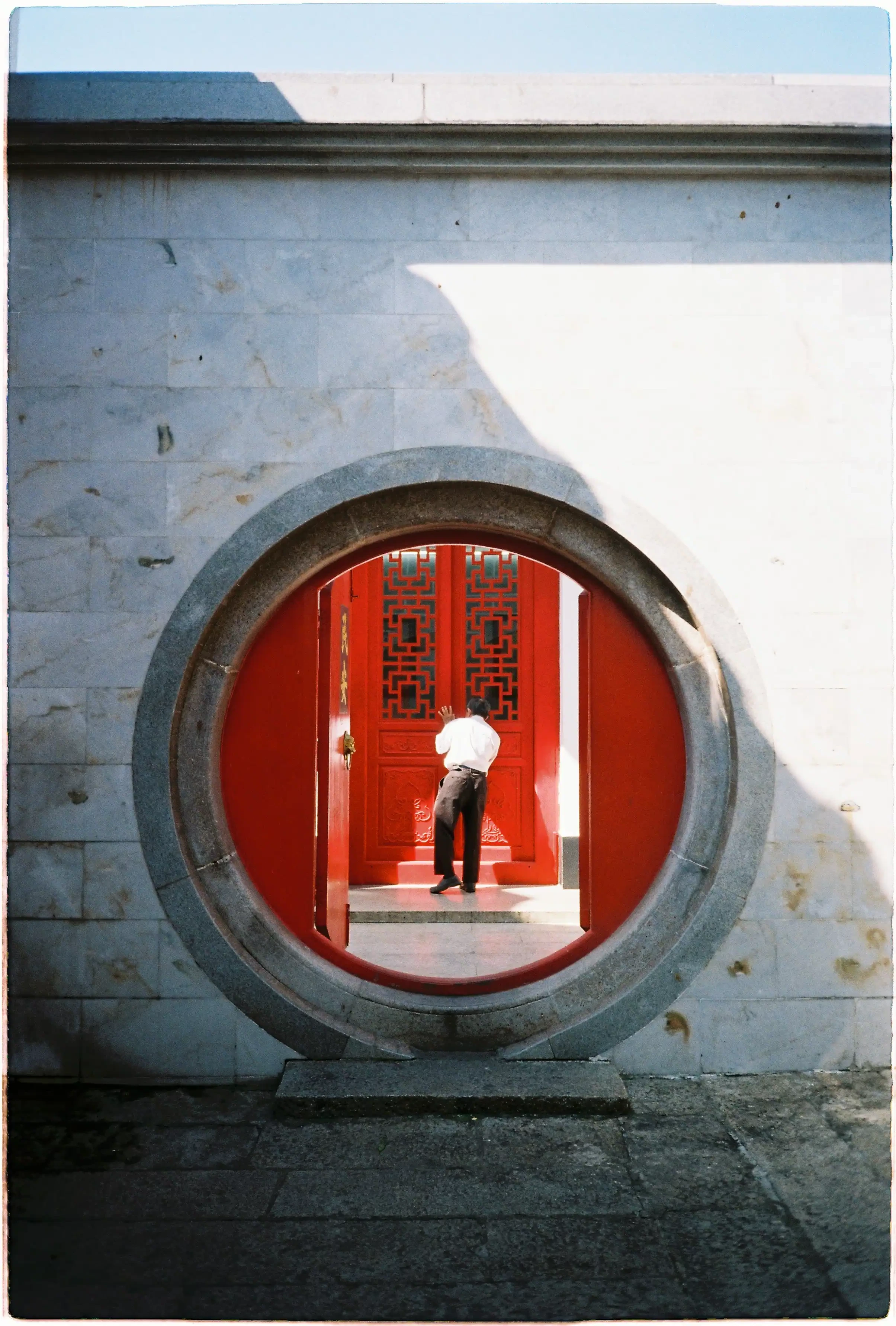 Test ống kính Super-EBC trên Fuji Tiara: Độ tương phản cao giữa khung cửa tròn và màu đỏ sơn son - Kodak Gold 200