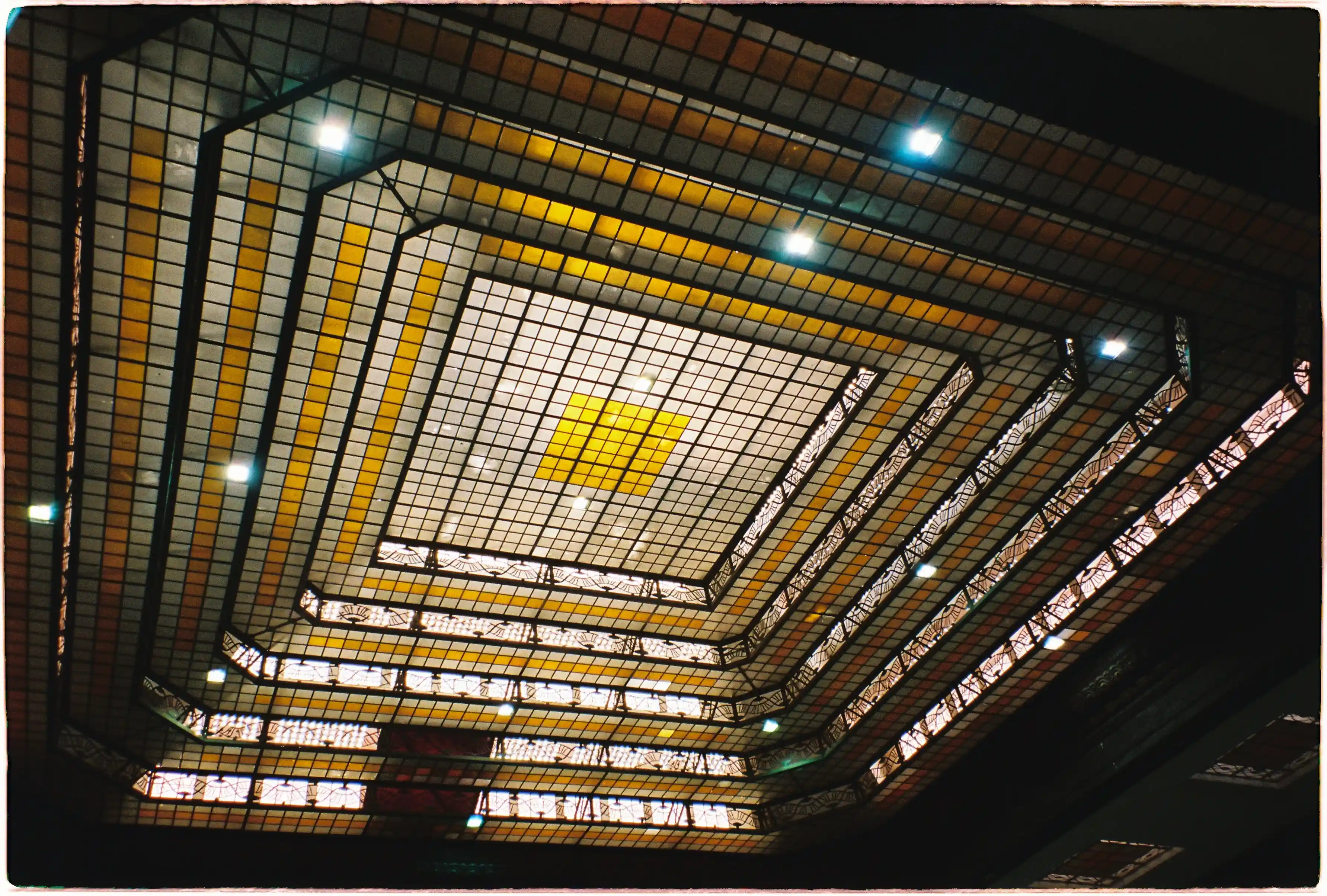 Trần nhà kính màu hình vuông đồng tâm: Ống kính góc rộng 28mm của Canon Autoboy EPO thu trọn kiến trúc hình học đối xứng