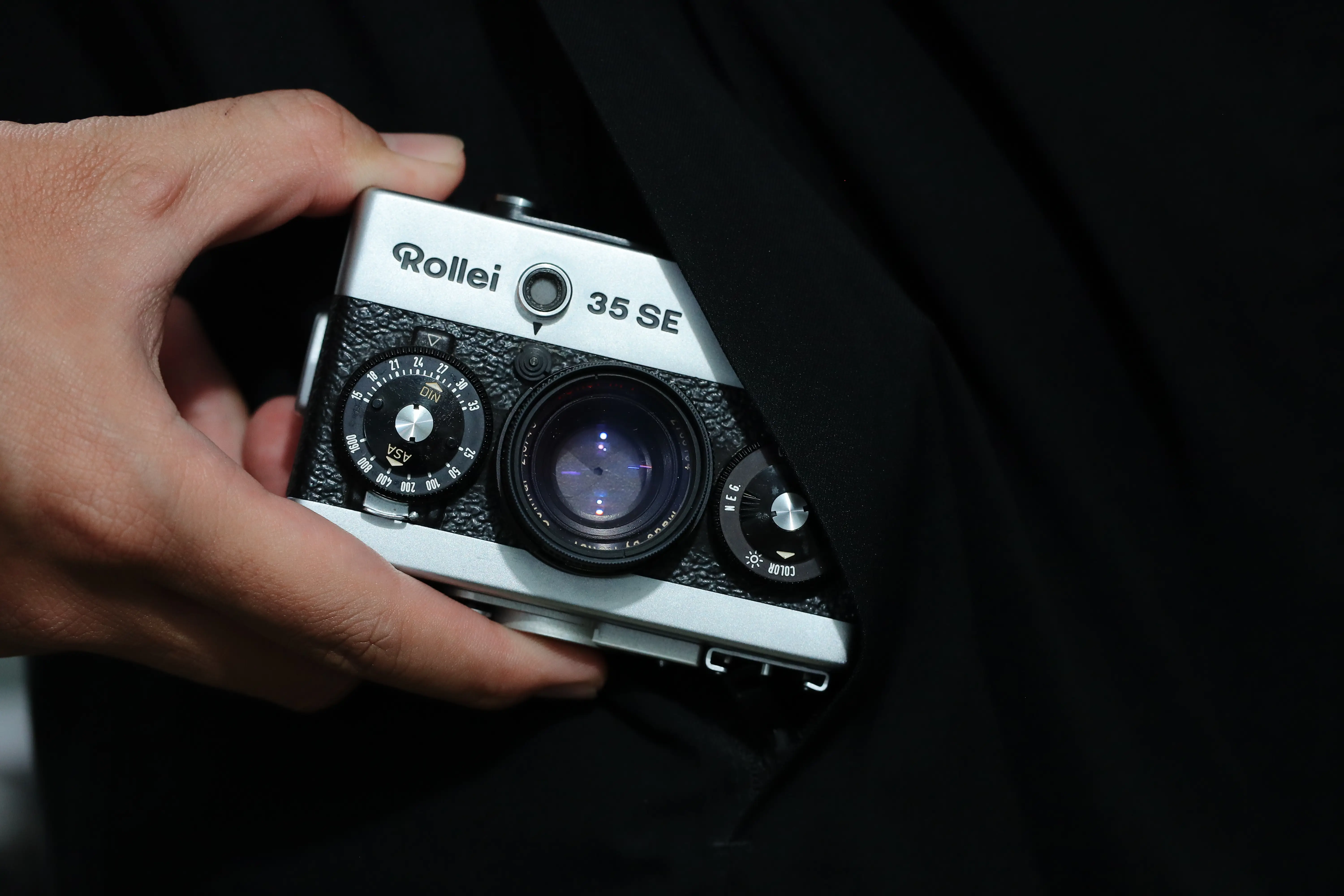 Kích thước của Rollei 35 SE đủ nhỏ để có thể nhét vào túi áo khoác khi thu gọn lại.